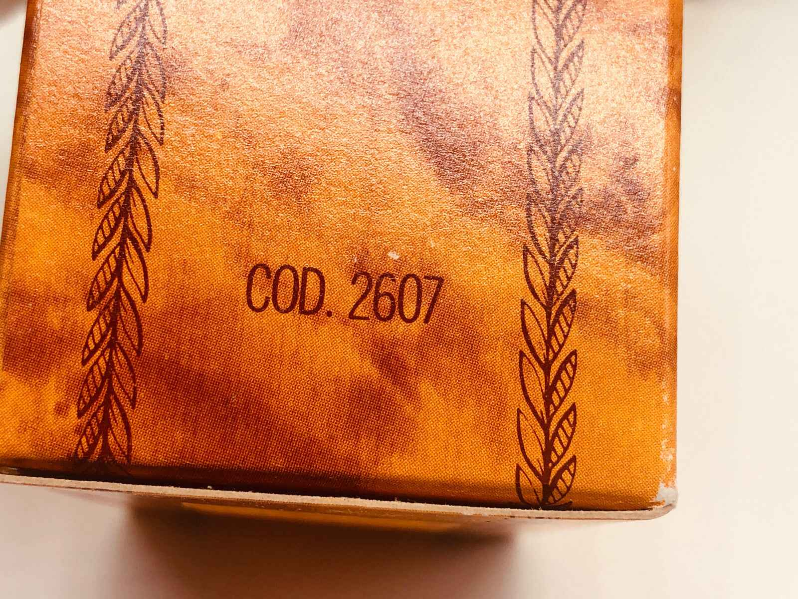 Scatola di profumo Tabacco Harar Vintage di GIVIEMME con codice 2607 impressa sulla superficie