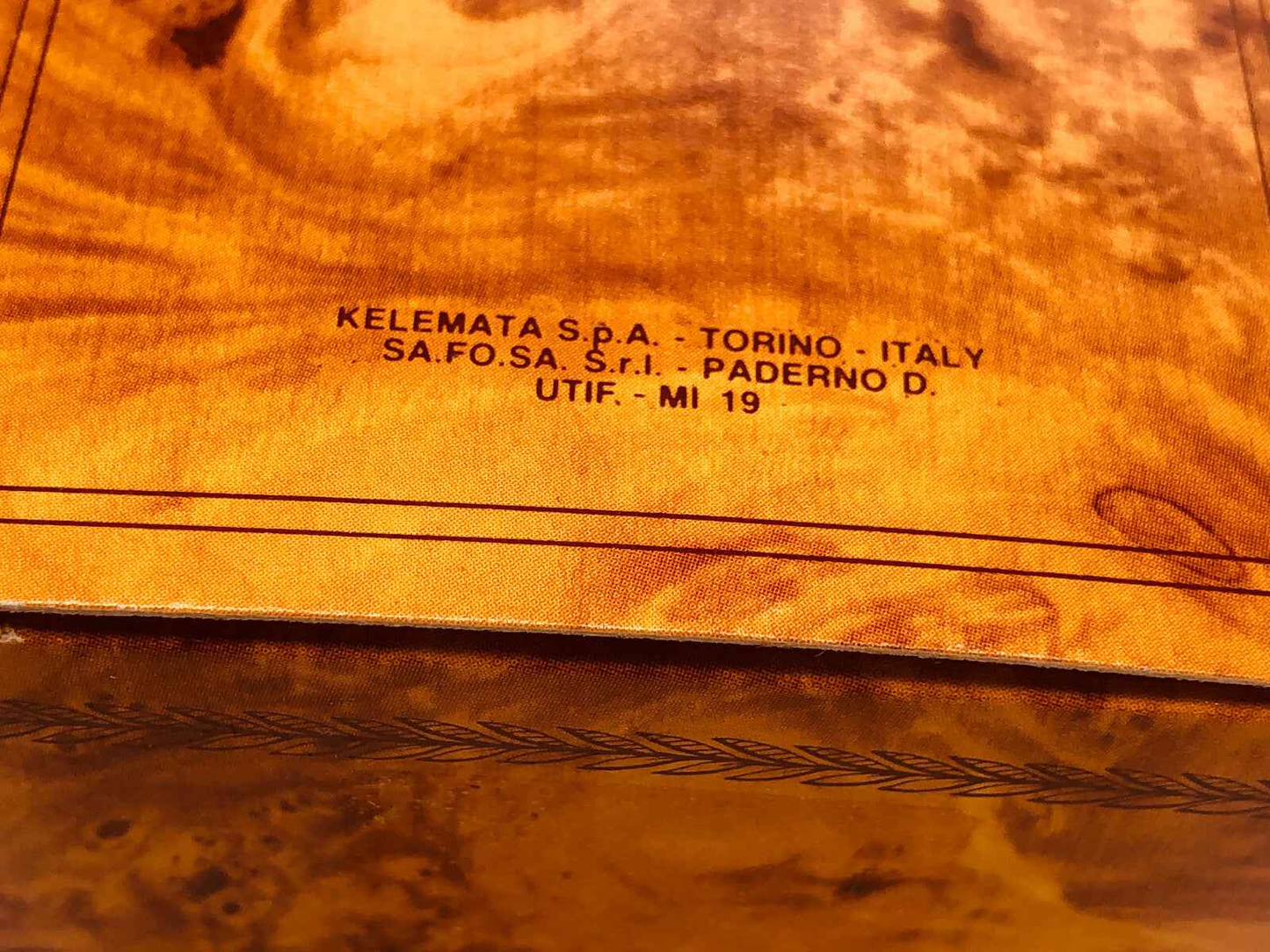 Scatola in legno decorativa di GIVIEMME per Profumo Tabacco Harar Vintage, con incisioni dettagliate