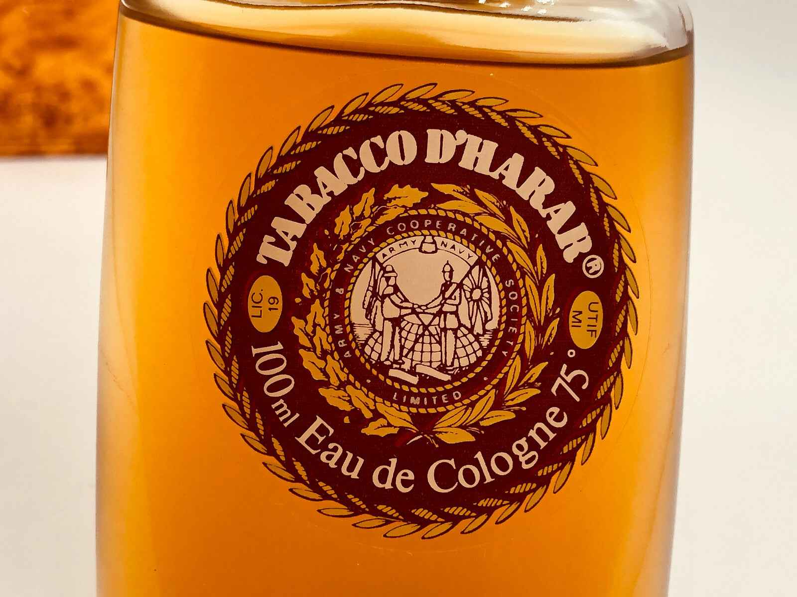 Profumo Tabacco Harar Vintage in bottiglia da 100 ml con etichetta elegante e tonalità dorata