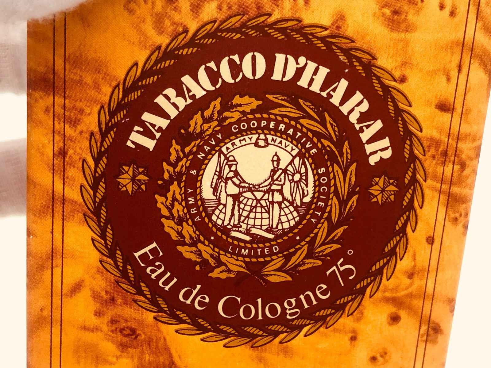 Scatola di profumo Tabacco Harar Vintage con design elegante e sigillo distintivo