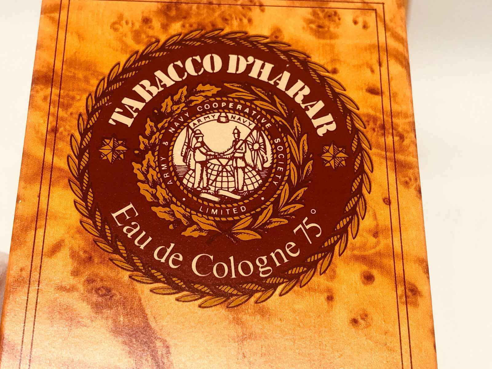 Scatola di profumo Tabacco Harar Vintage con design elegante e logo distintivo in rosso e oro