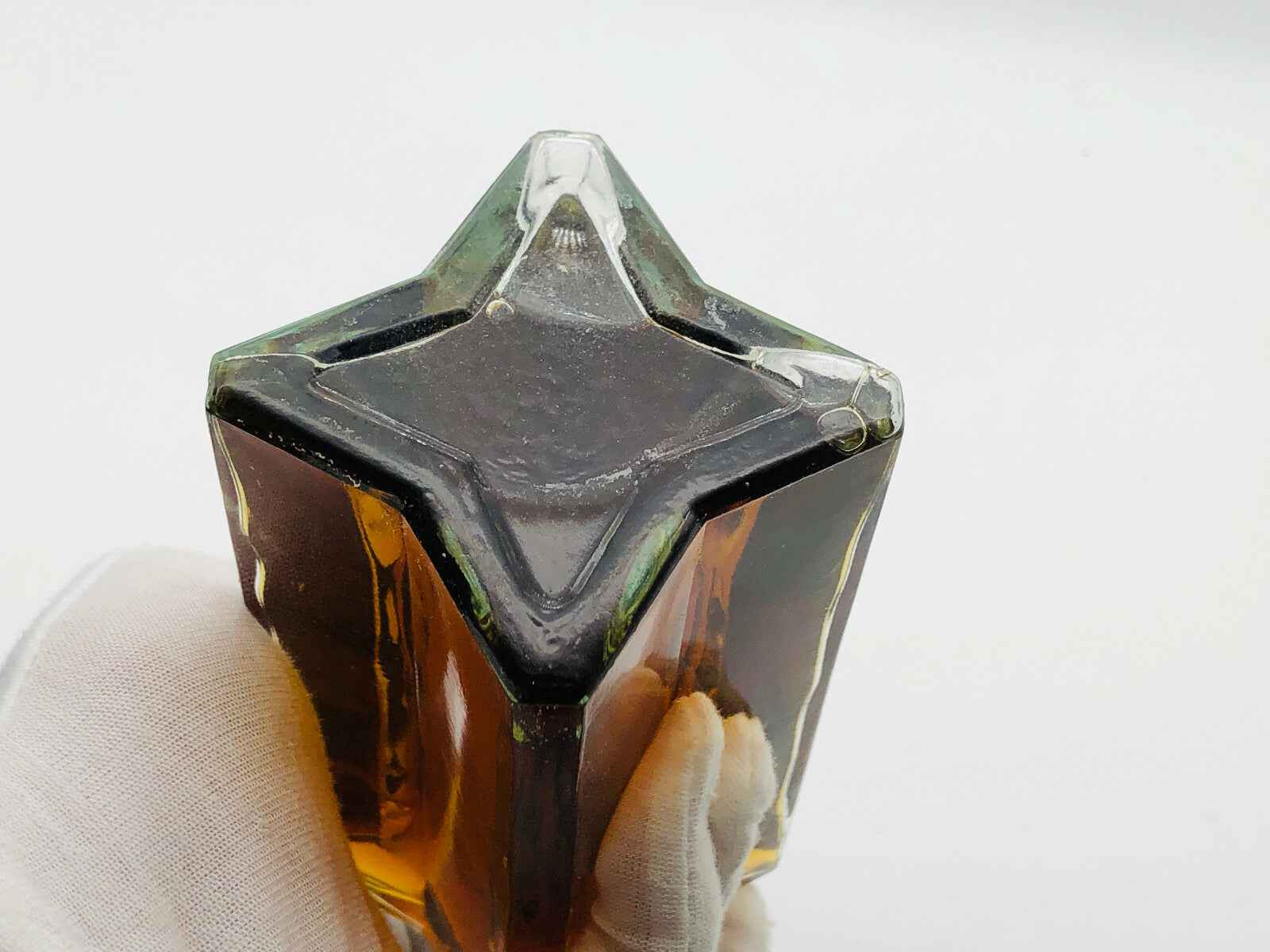 Flacone di profumo Tabiti Sojuz con forma unica e aroma avvolgente per una fragranza distintiva