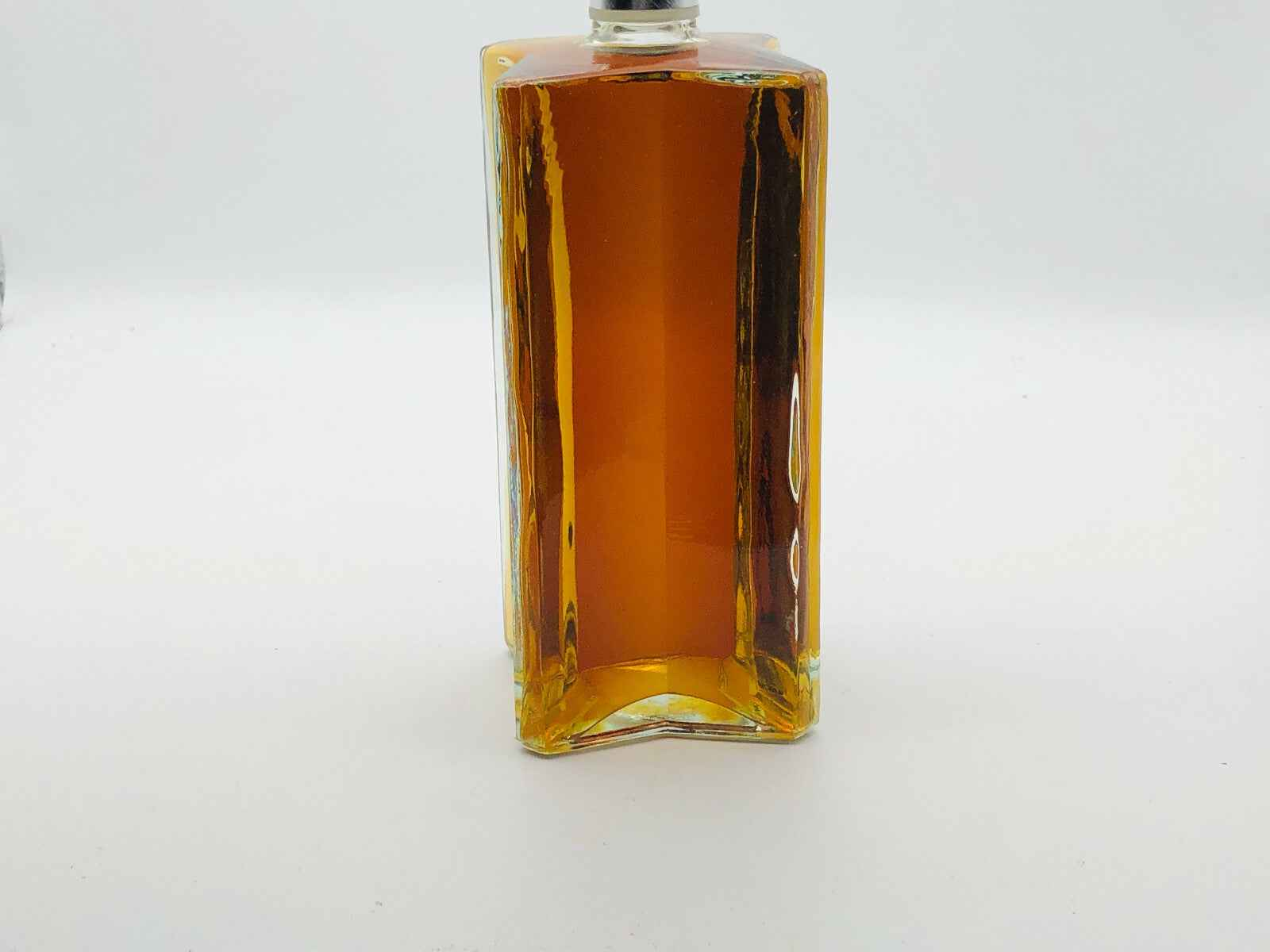 Flacone di profumo Tabiti Sojuz con design elegante e liquido dorato allinterno