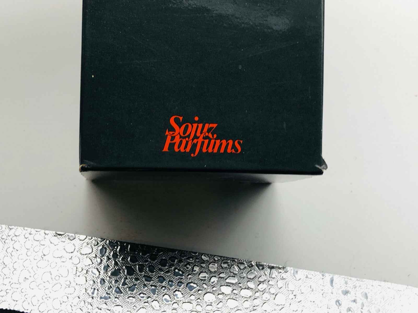 Scatola del Profumo Tabiti Sojuz con logo Sojuz Parfums in rilievo sul coperchio