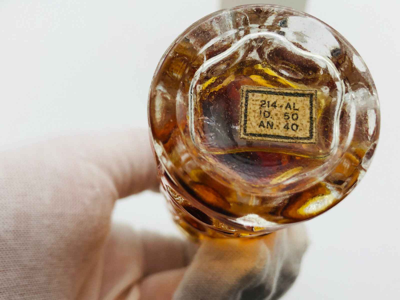 Bottiglia di profumo Taiga Gandini con etichetta di identificazione sul fondo del vetro