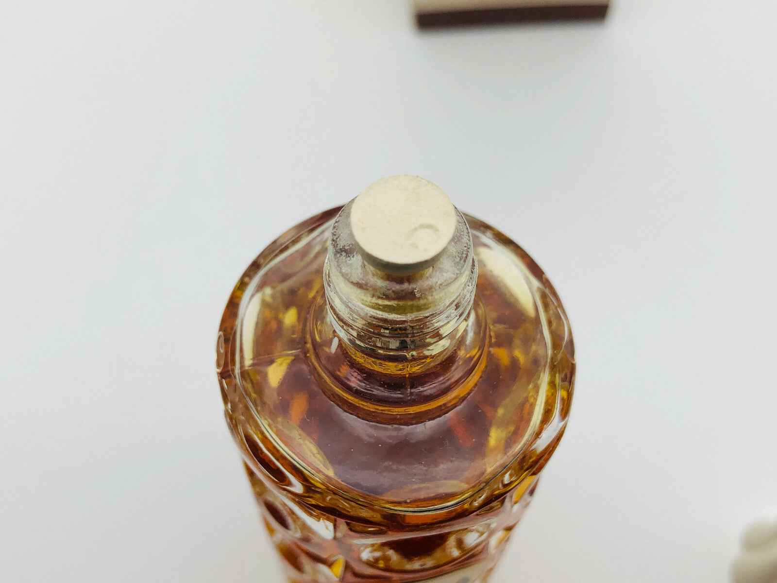 Dettaglio del tappo del profumo Taiga Gandini con elegante flacone in vetro