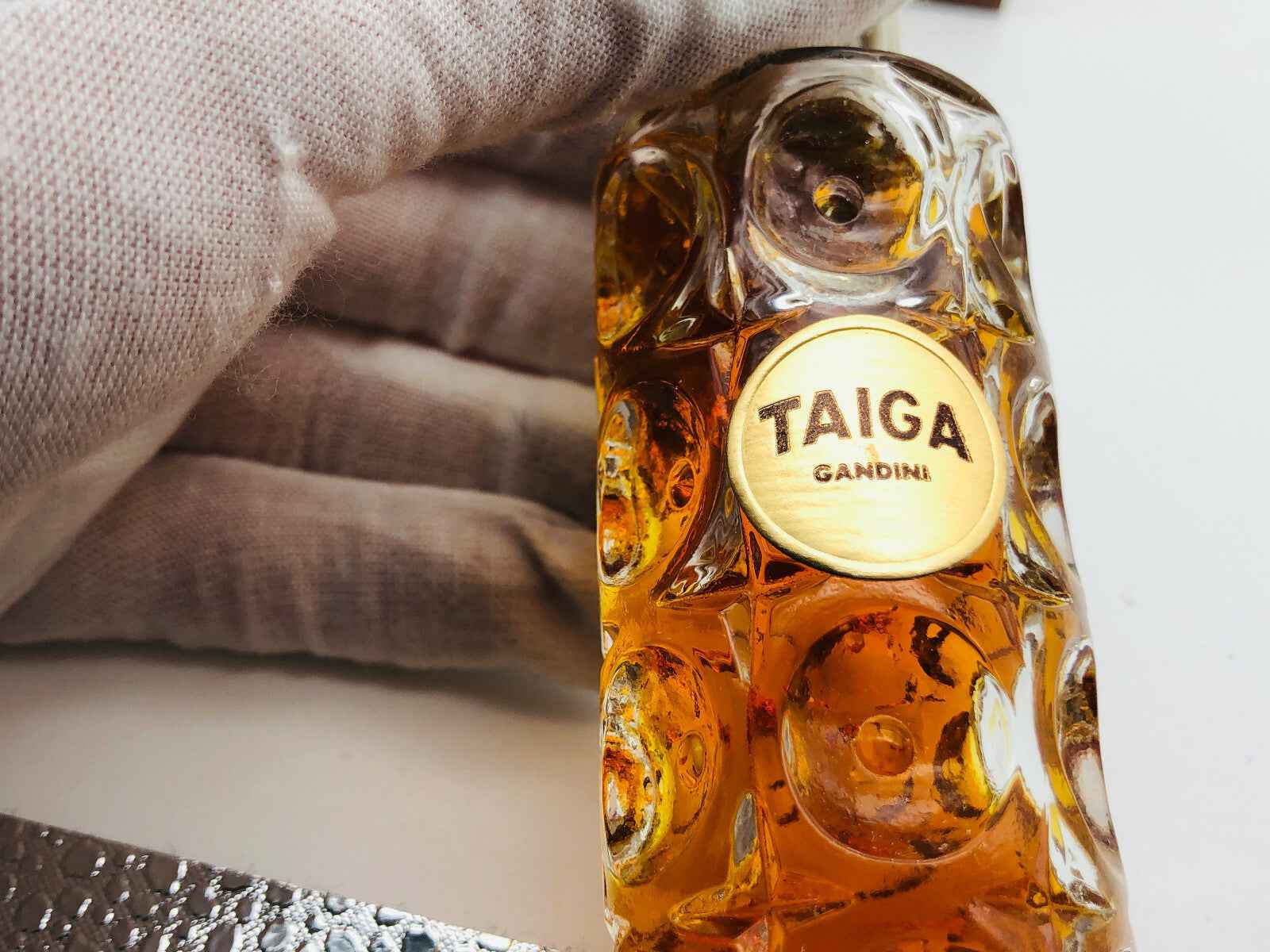 Profumo Taiga Gandini in bottiglia decorativa con dettagli dorati e fragranza intensa