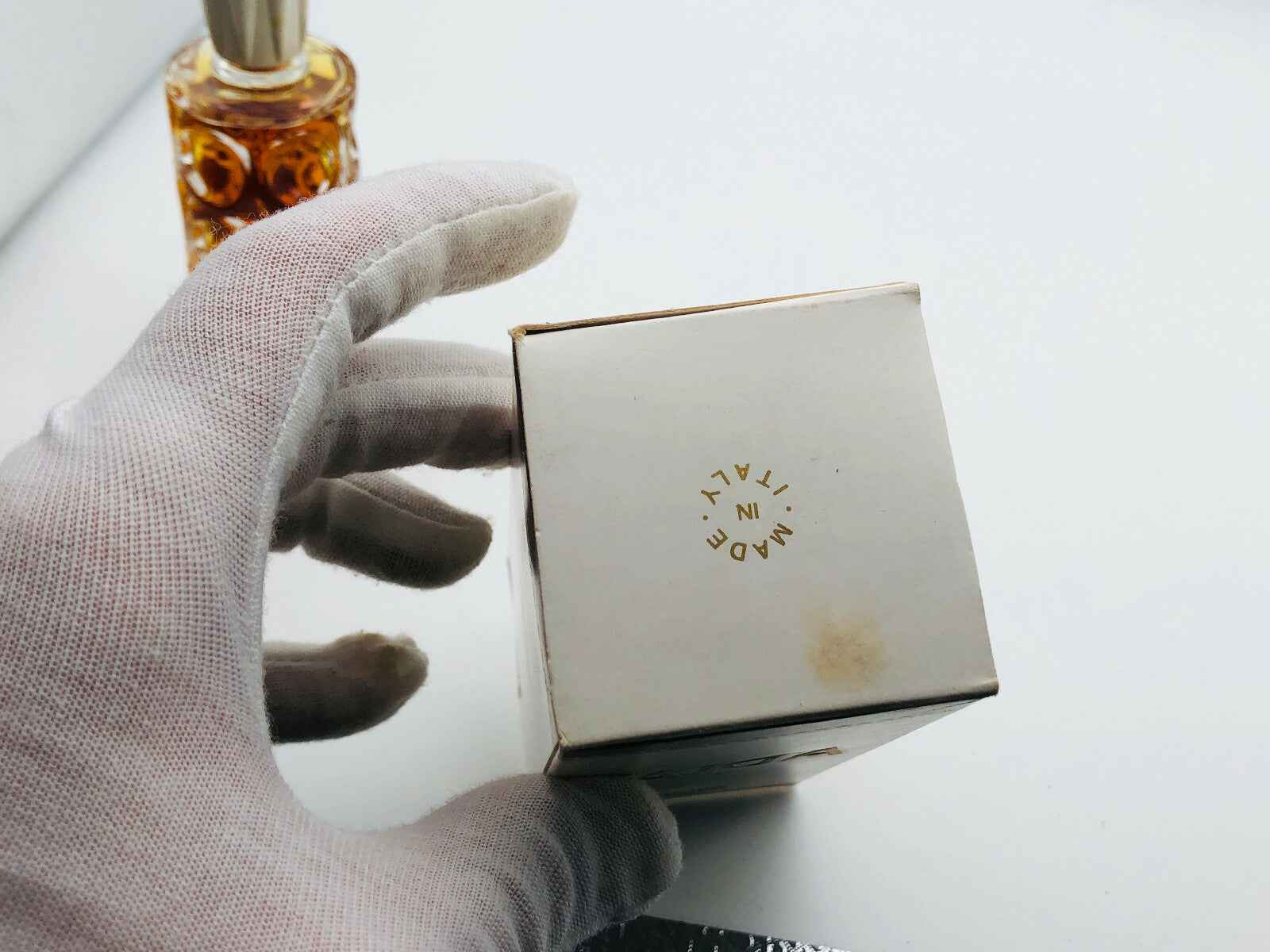 Scatola di profumo Taiga Gandini con design elegante e dettagli raffinati