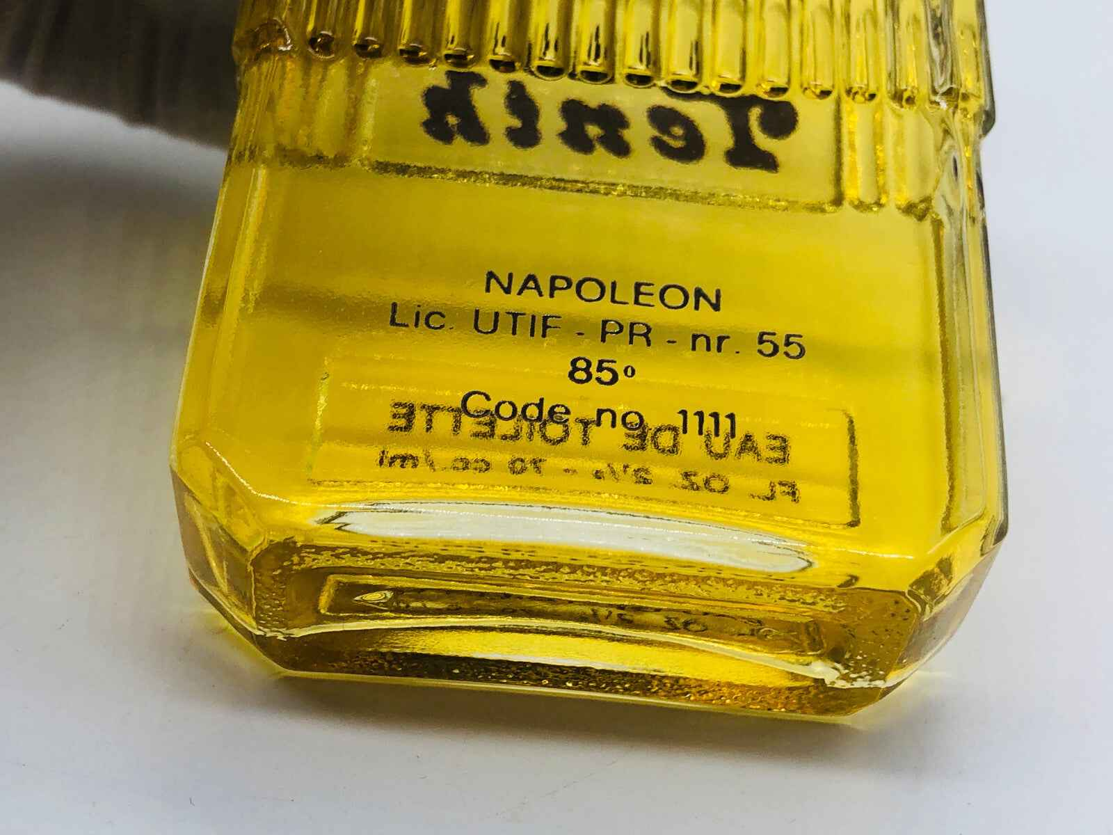 Flacone di profumo The Tenth Napoleon in vetro giallo con etichetta e design elegante