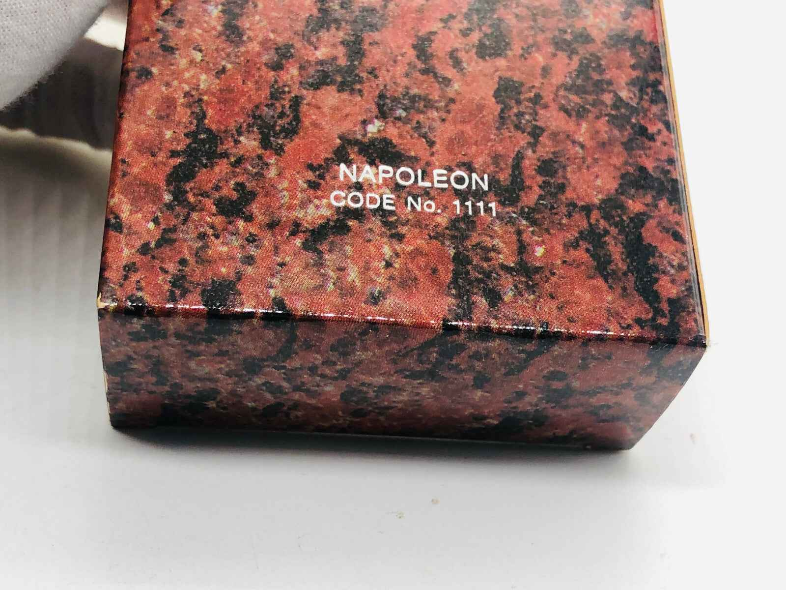 Scatola del Profumo The Tenth Napoleon Vintage con design in marmo rosso e scritta Napoleon