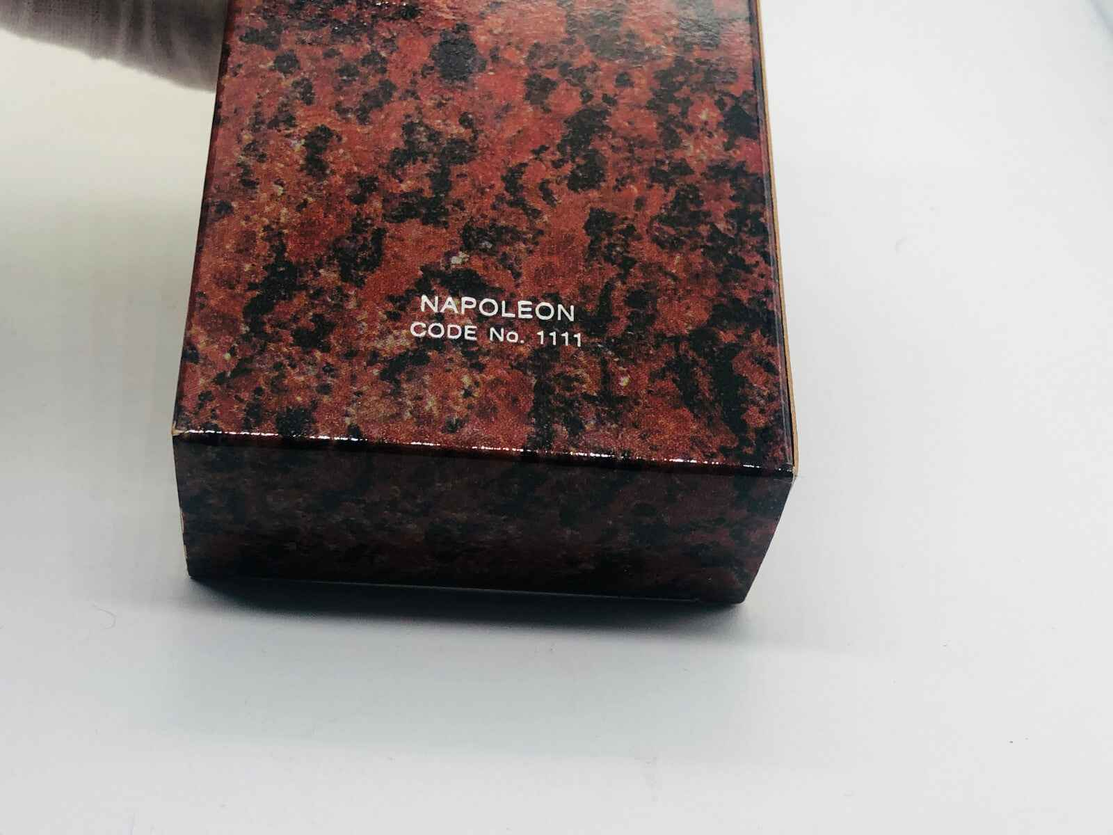 Scatola del profumo The Tenth Napoleon Vintage con design elegante e codici identificativi