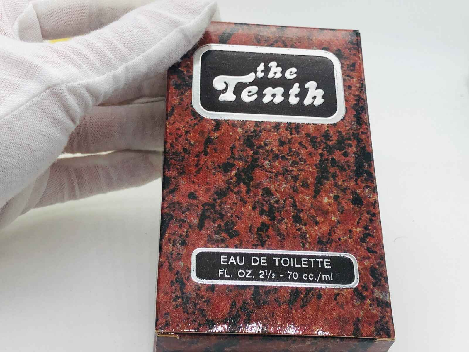 Confezione del profumo The Tenth Napoleon Vintage in elegante design rosso con dettagli in bianco