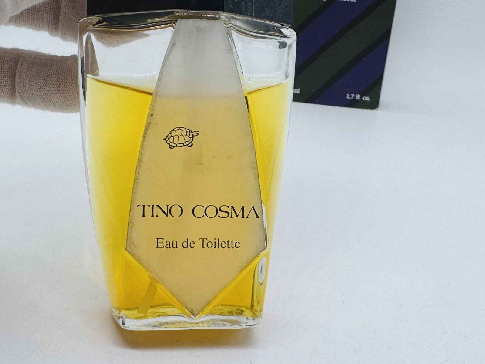 Flacone di profumo Tino Cosma Vintage Eau de Toilette con un design elegante e una fragranza unica