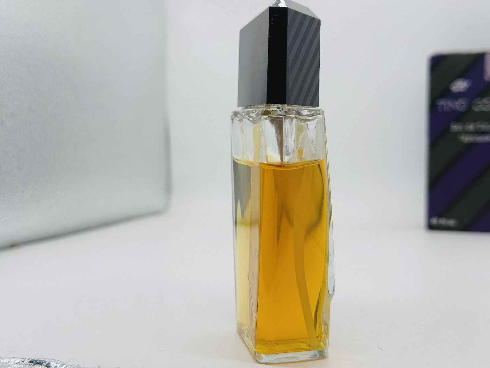 Flacone di profumo Tino Cosma Vintage con design elegante e liquido dorato all'interno