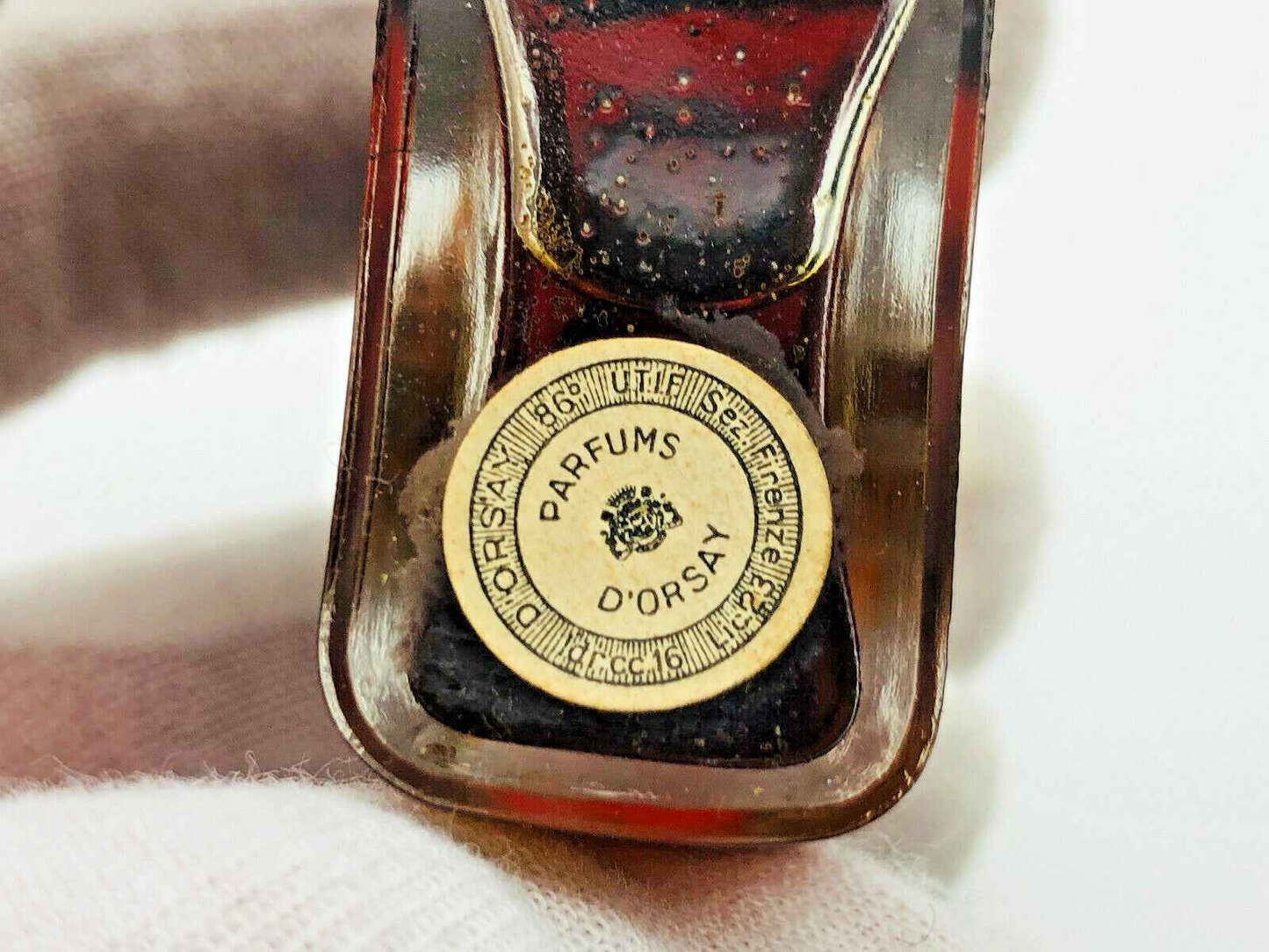 Bottiglia di profumo Trophee D Orsay con etichetta dorata e design elegante