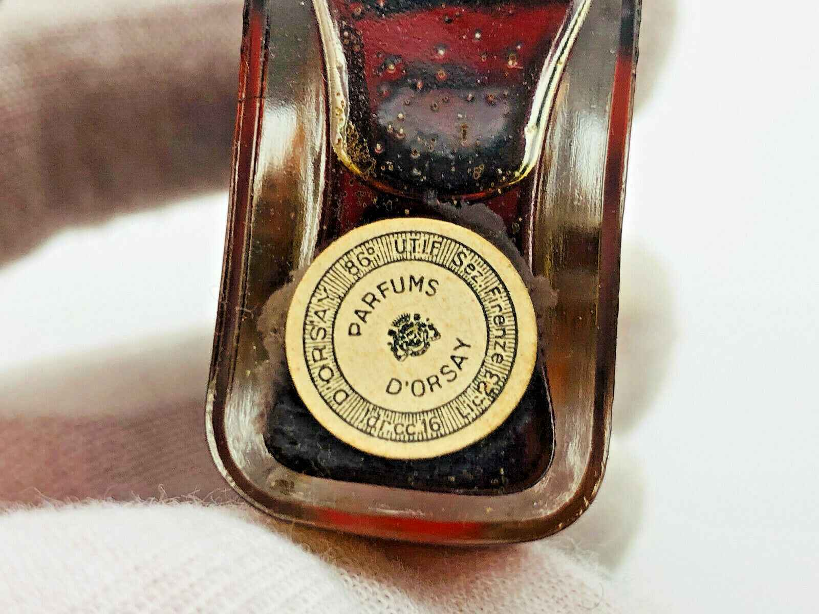 Bottiglia di profumo Trophee D Orsay con etichetta dorata e design elegante