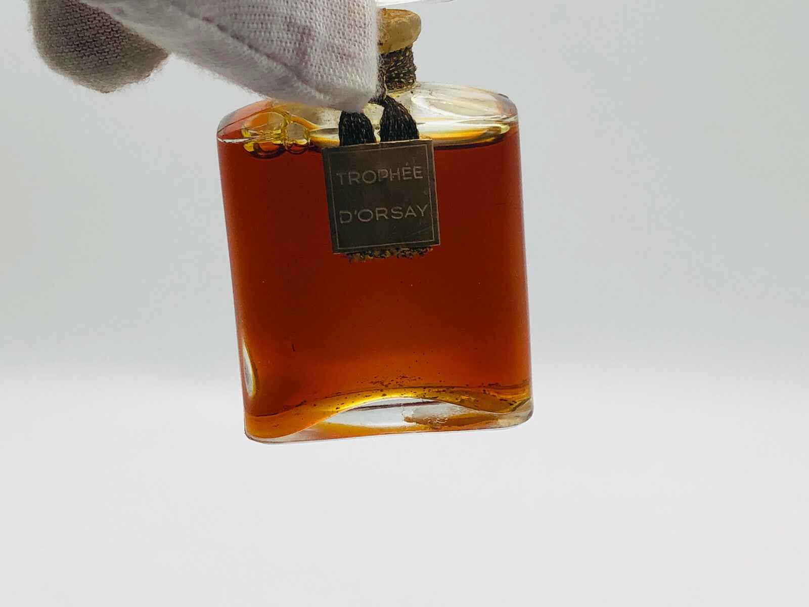 Bottiglia di profumo Trophee D Orsay con tappo in legno e liquido ambrato