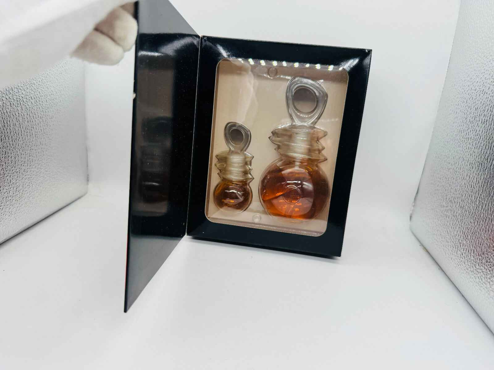 Set di profumi Profumo Un Touche Naf Naf con flaconi eleganti in una confezione nera