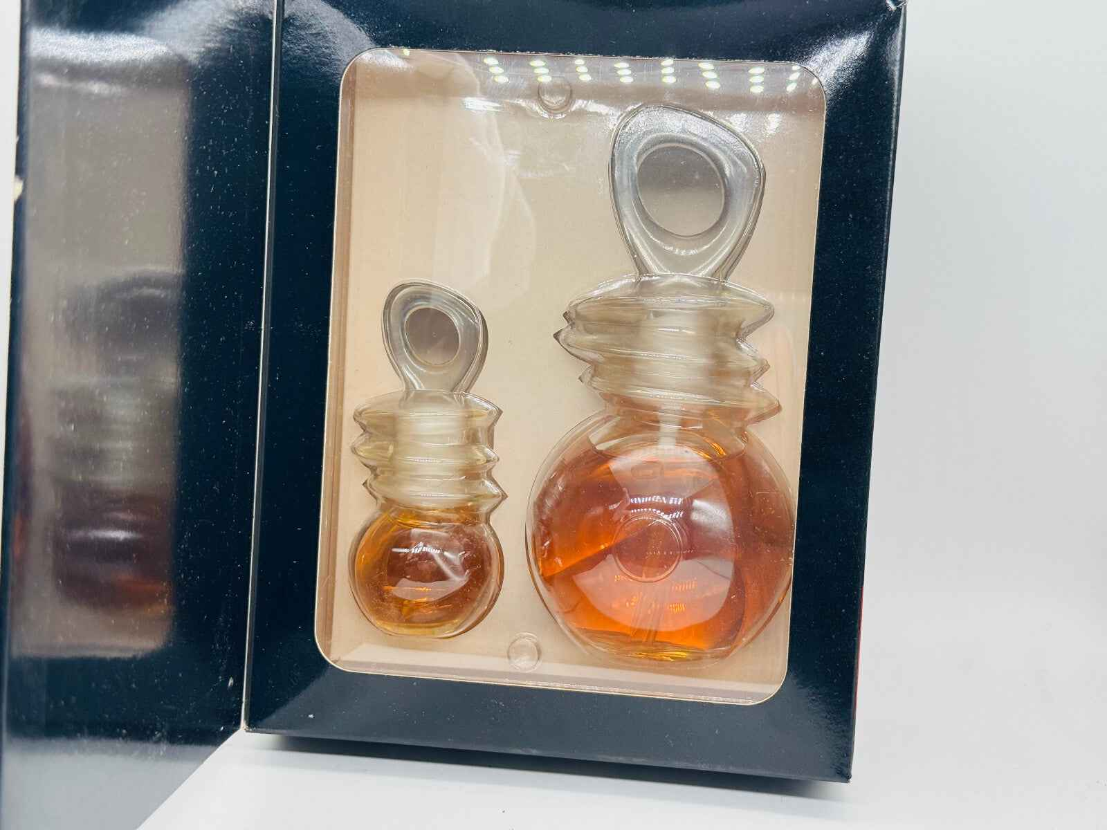 Set di profumi Un Touche Naf Naf con flaconi eleganti in diverse dimensioni in una confezione raffinata