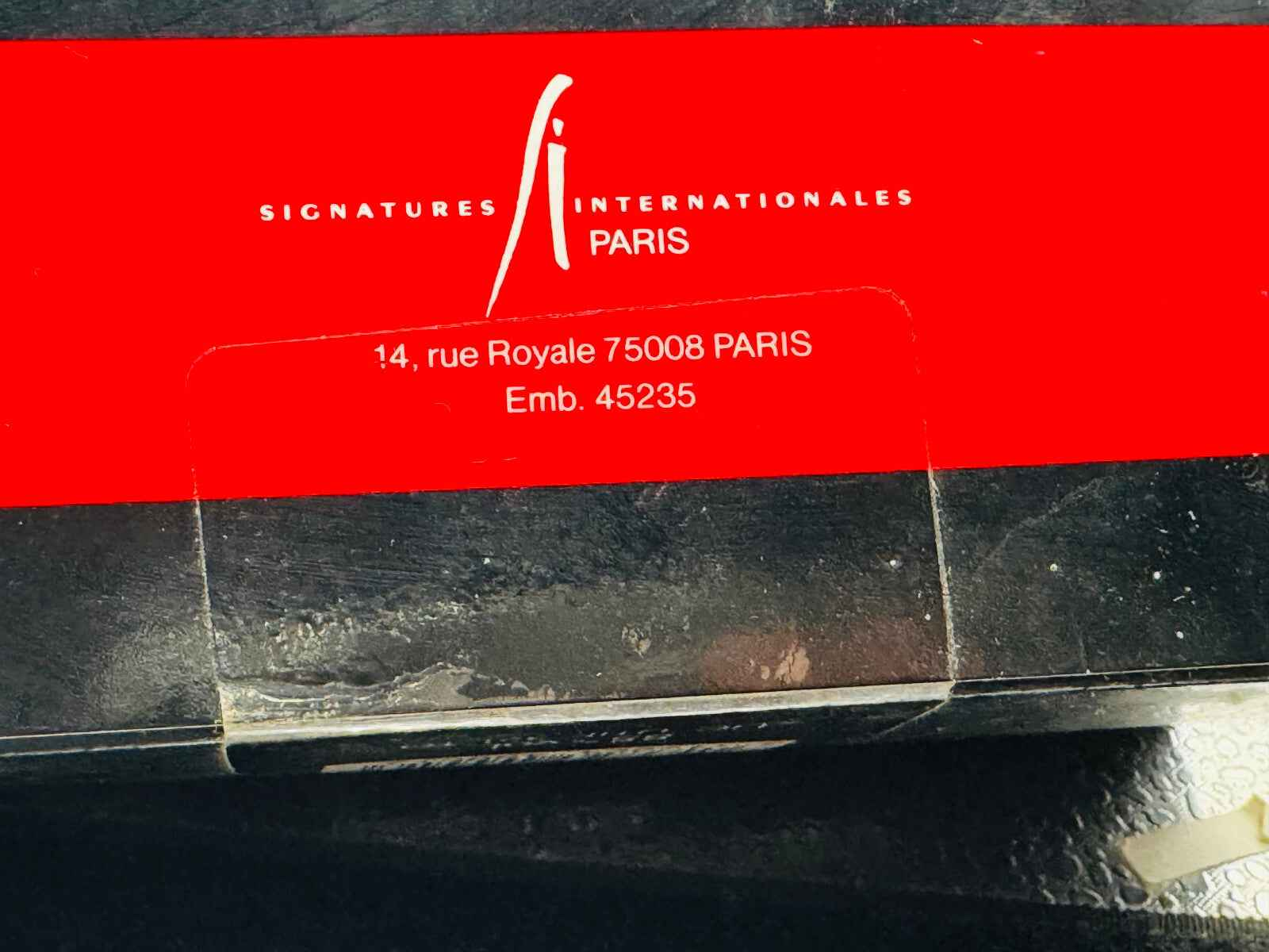 Scatola di Profumo Un Touche Naf Naf con design elegante e dettagli raffinati