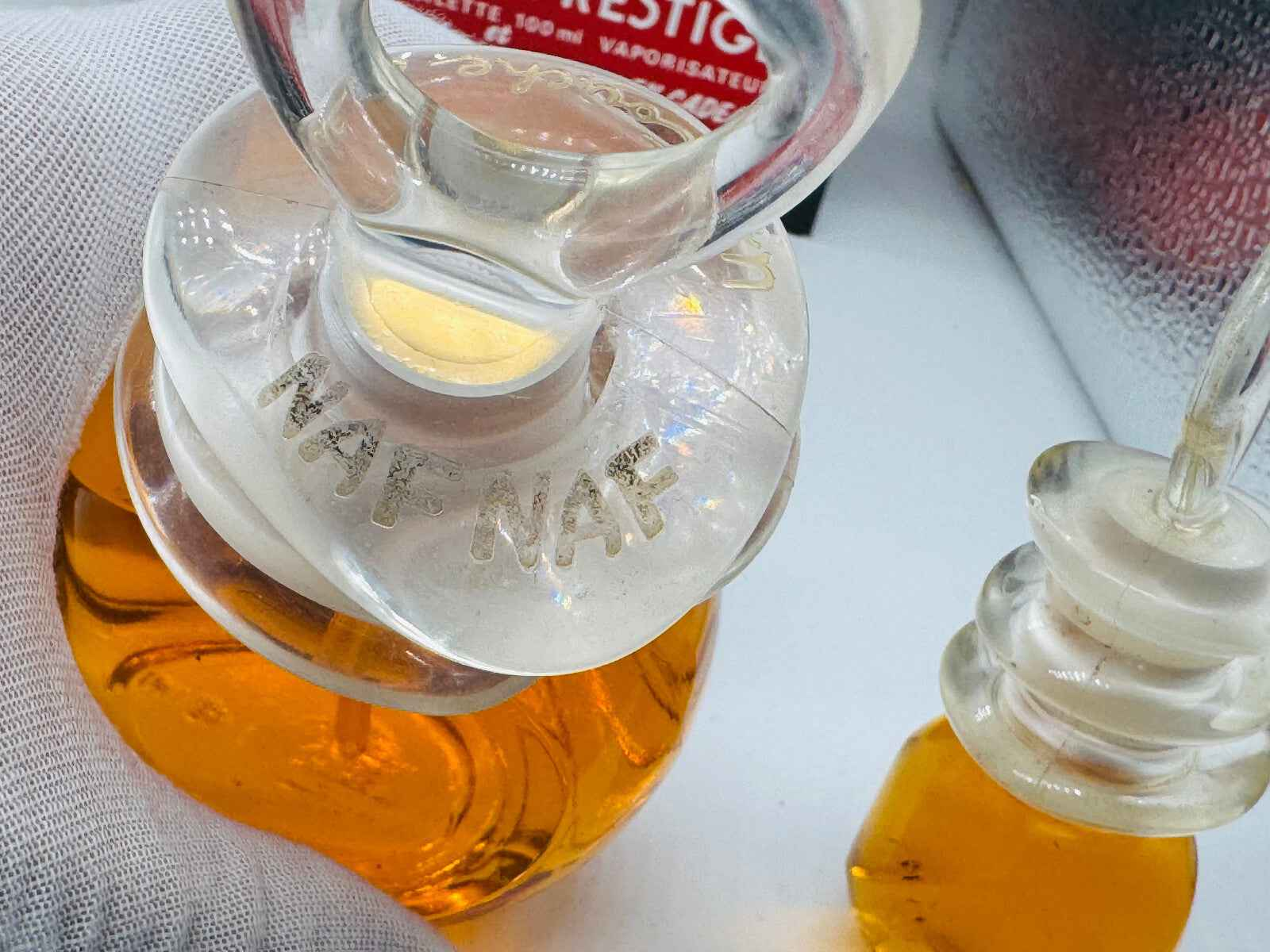 Flacone di Profumo Un Touche Naf Naf con design elegante e tonalità dorata