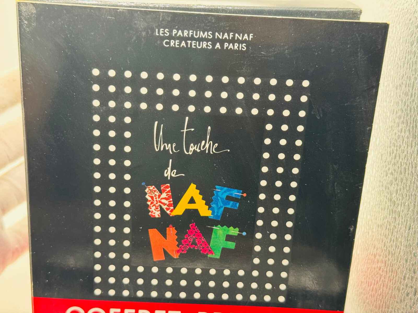 Scatola di profumo Un Touche Naf Naf con design vivace e colorato per un'aroma unico