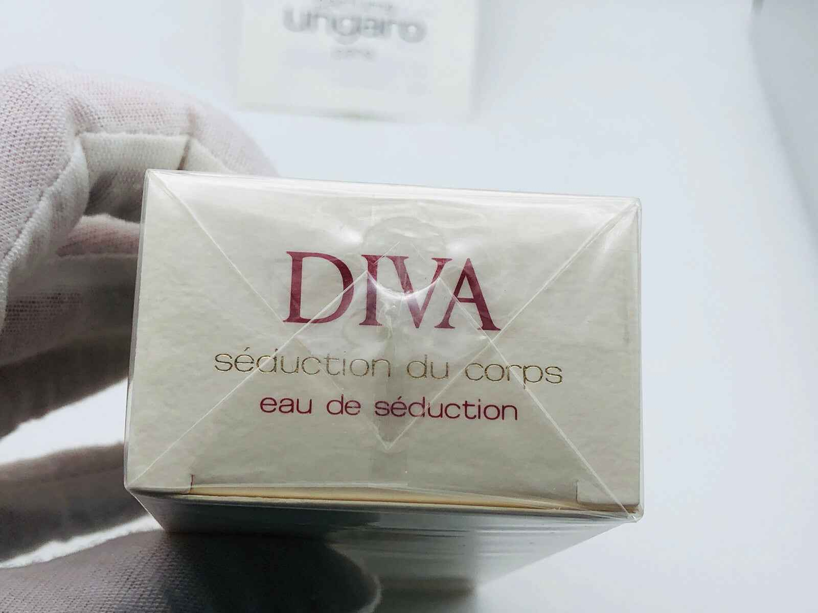 Scatola del profumo Ungaro Diva Vintage con scritta elegante e design raffinato