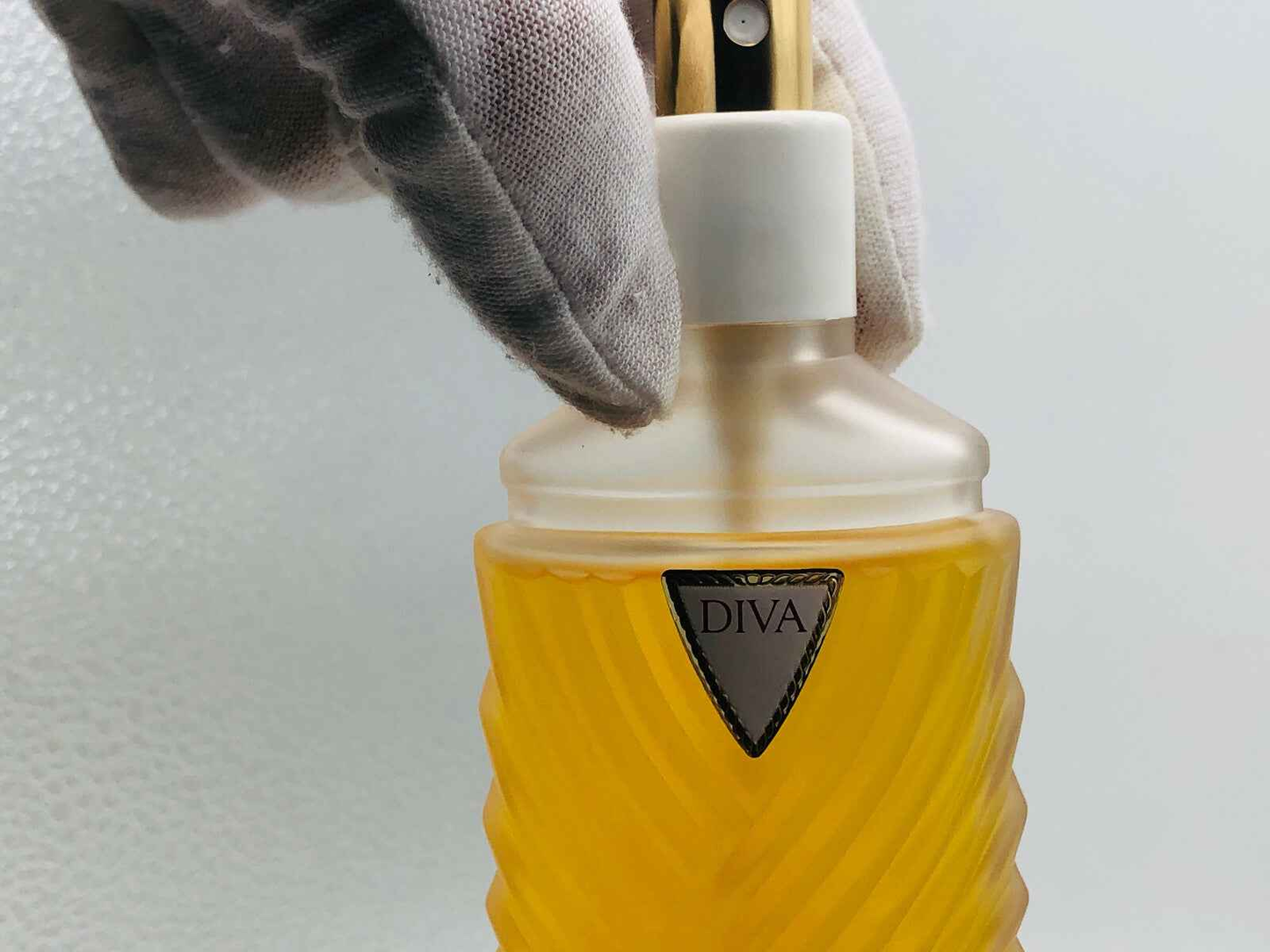 Flacone di profumo Ungaro Diva Vintage con etichetta e nebulizzatore dorato