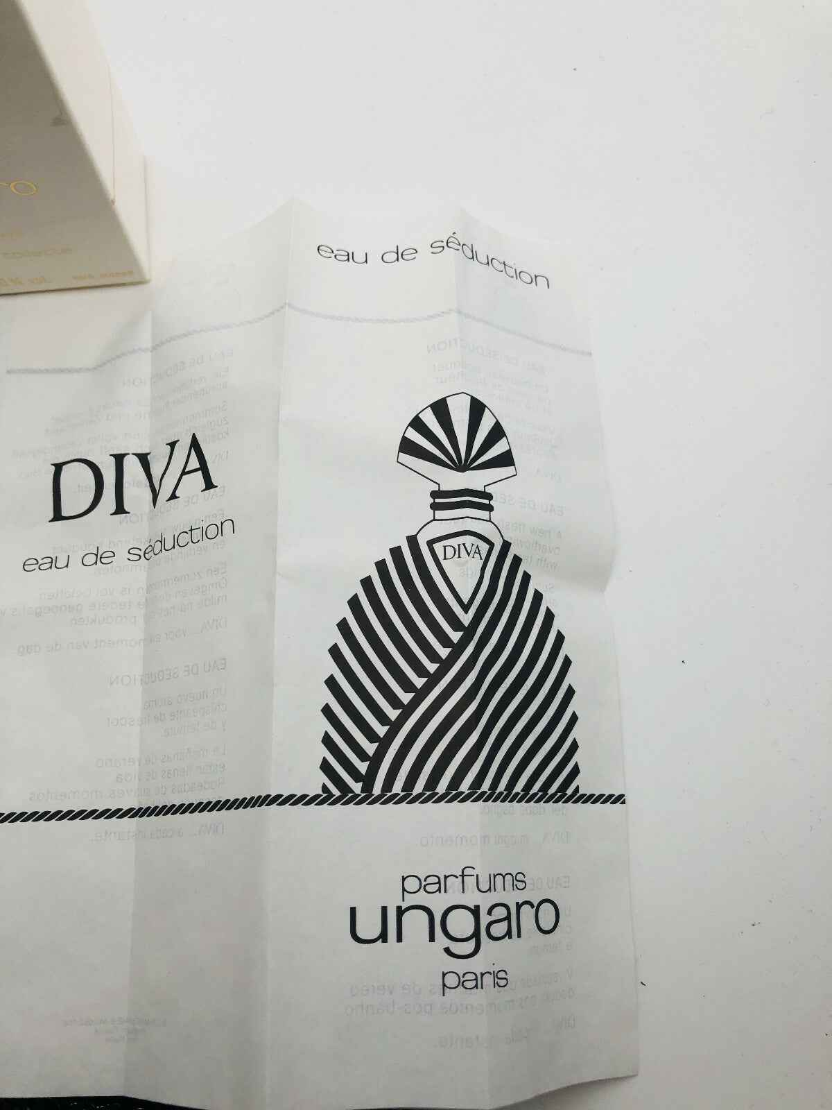 Packaging del profumo Ungaro Diva Vintage con design elegante e dettagli sofisticati