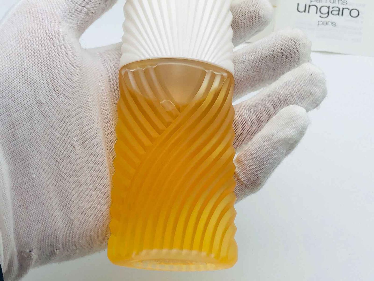 Flacone di profumo Ungaro Diva Vintage con design elegante e tonalità dorata