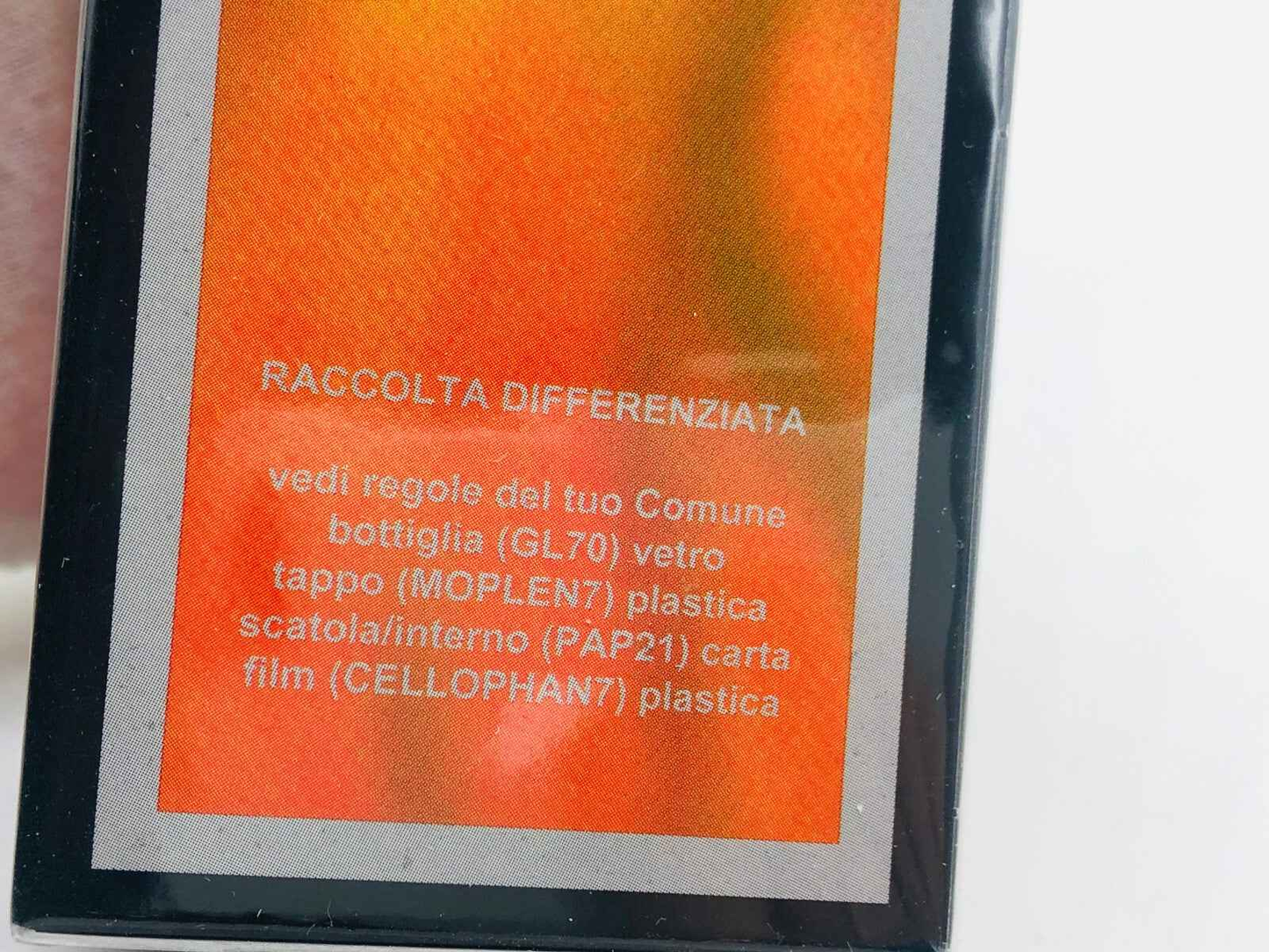 Scatola di profumo Veejaga Hascish For Men con design accattivante e dettagli colorati