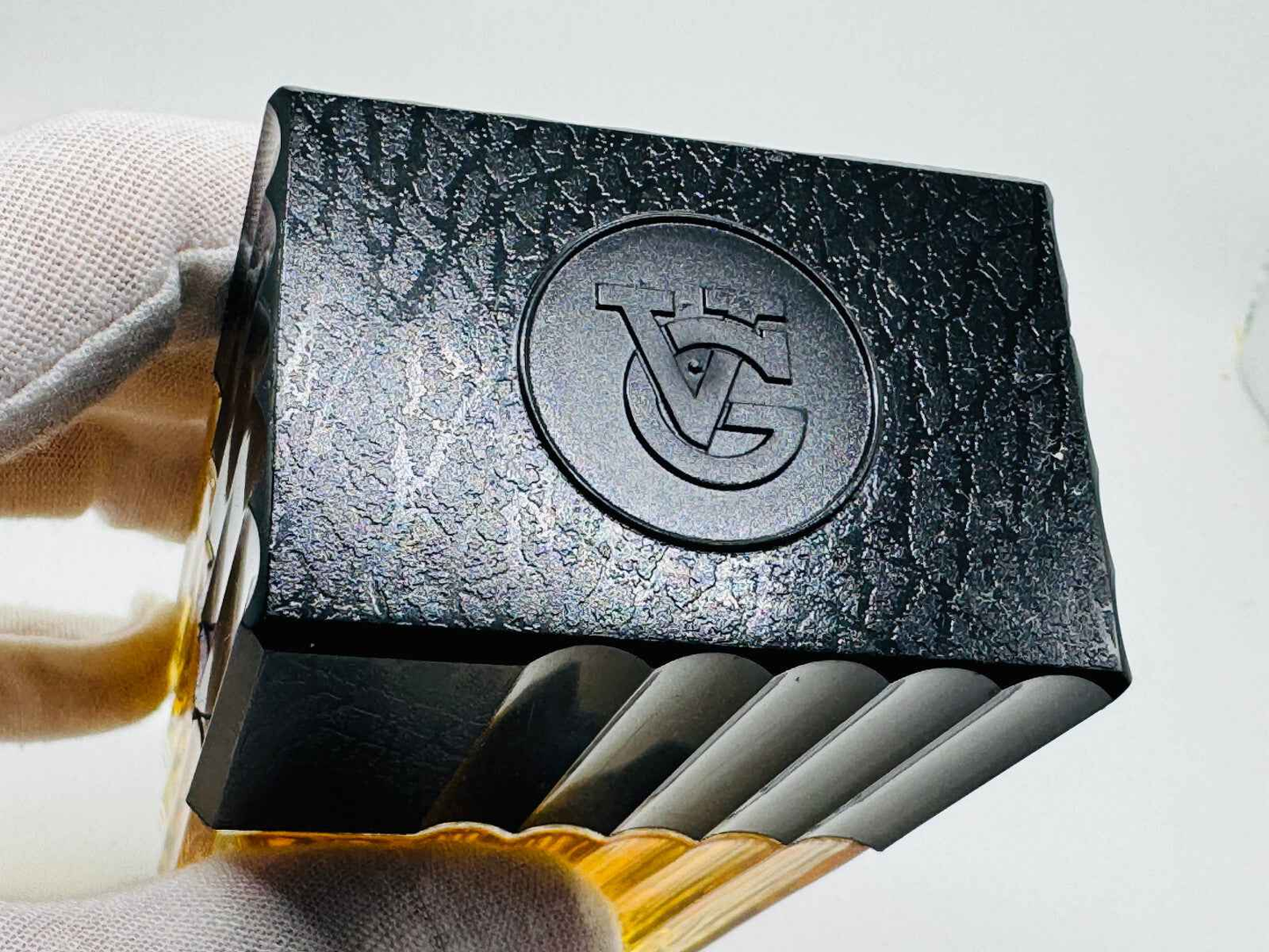 Scatola del profumo Veejaga Hascish Vintage Pour Homme con logo in rilievo e finitura elegante