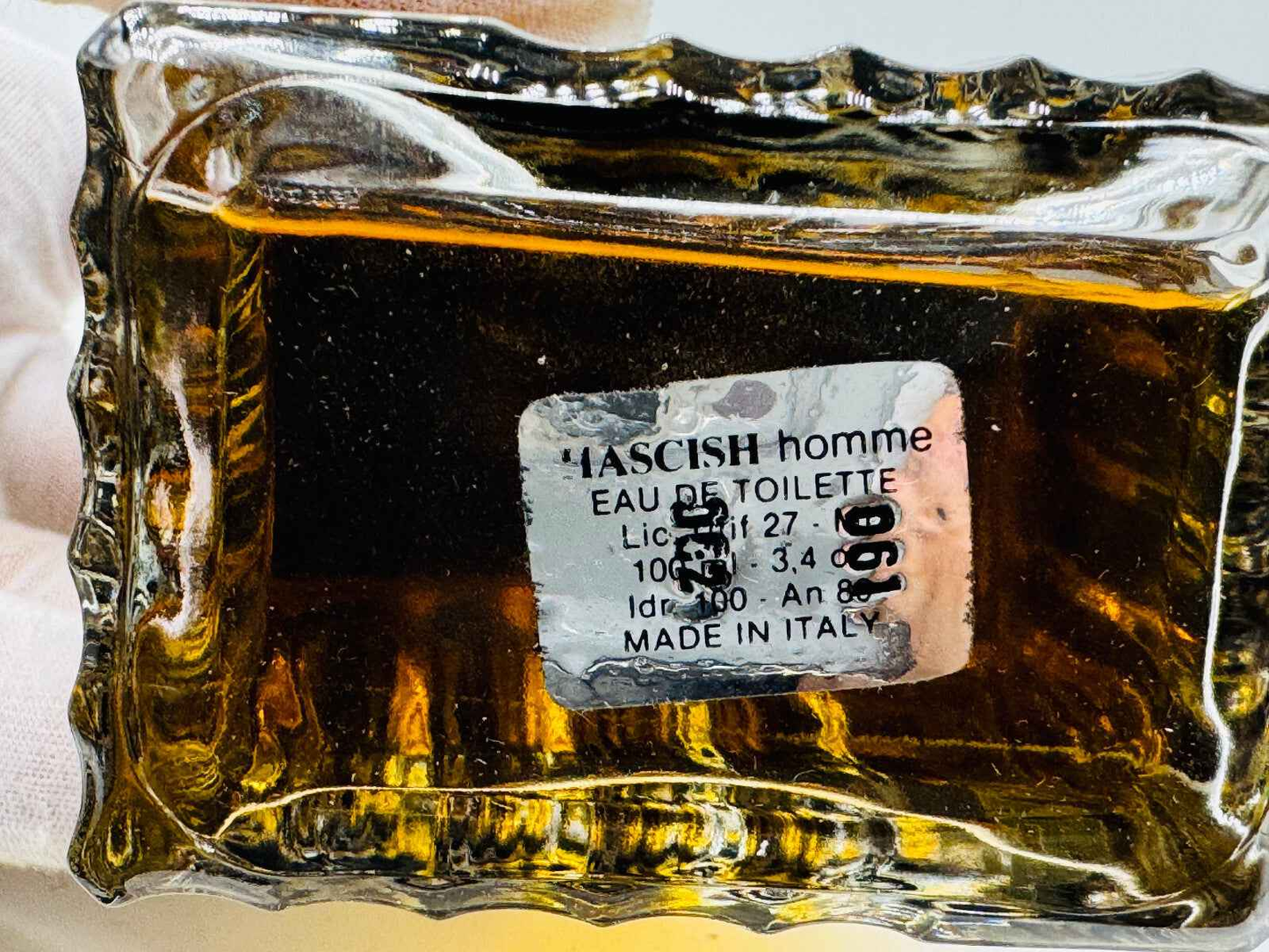 Flacone di profumo Veejaga Hascish Vintage Pour Homme con etichetta e contenuto dorato