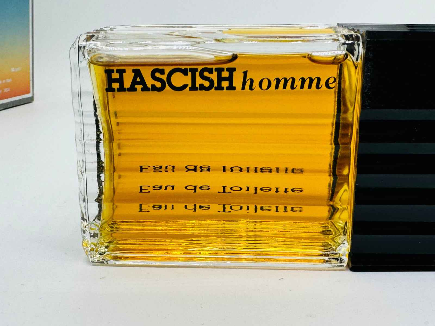 Profumo Veejaga Hascish Vintage Pour Homme in elegante bottiglia quadrata con dettagli neri