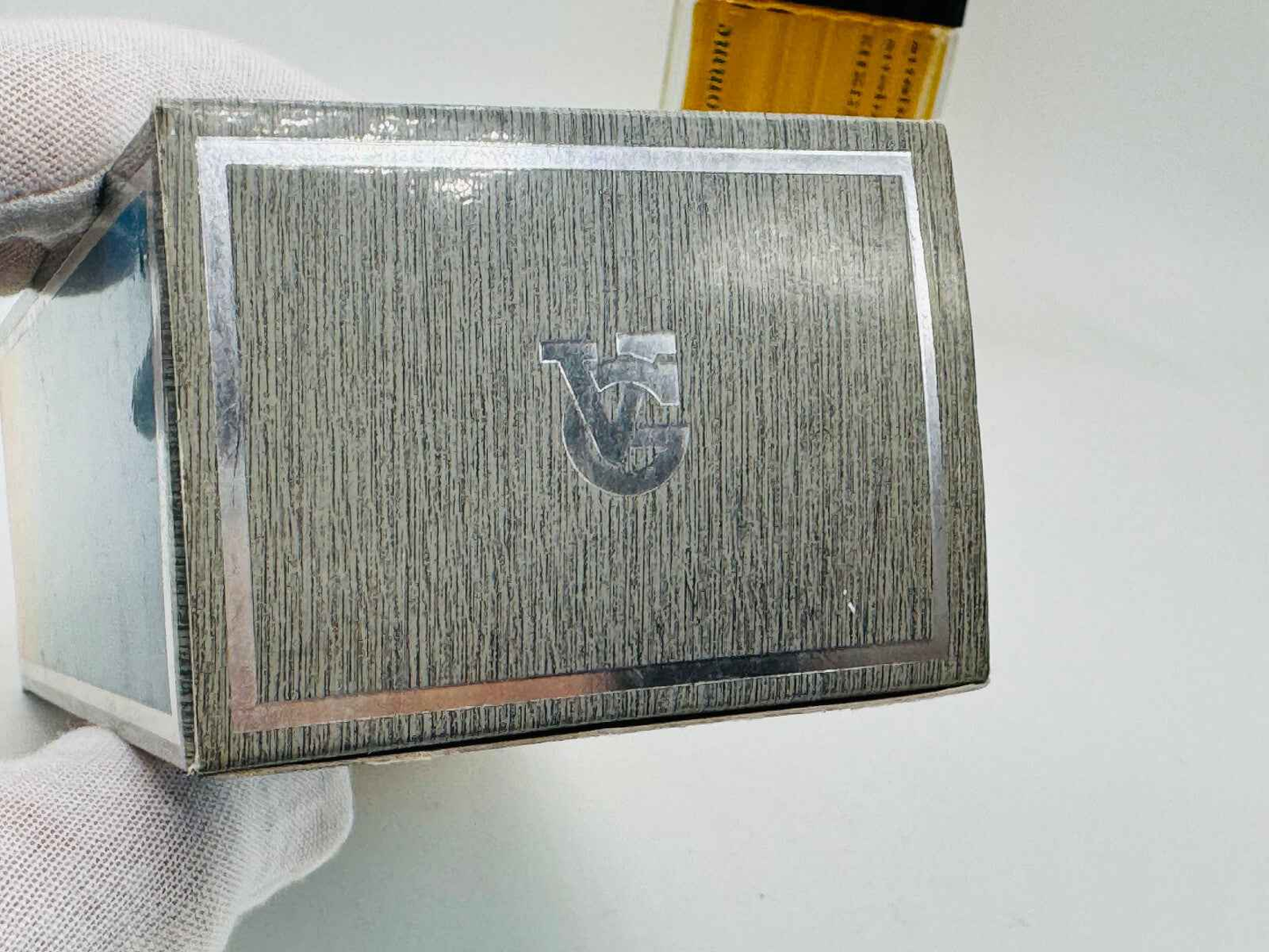Scatola del profumo Veejaga Hascish Vintage Pour Homme con design elegante e logo distintivo