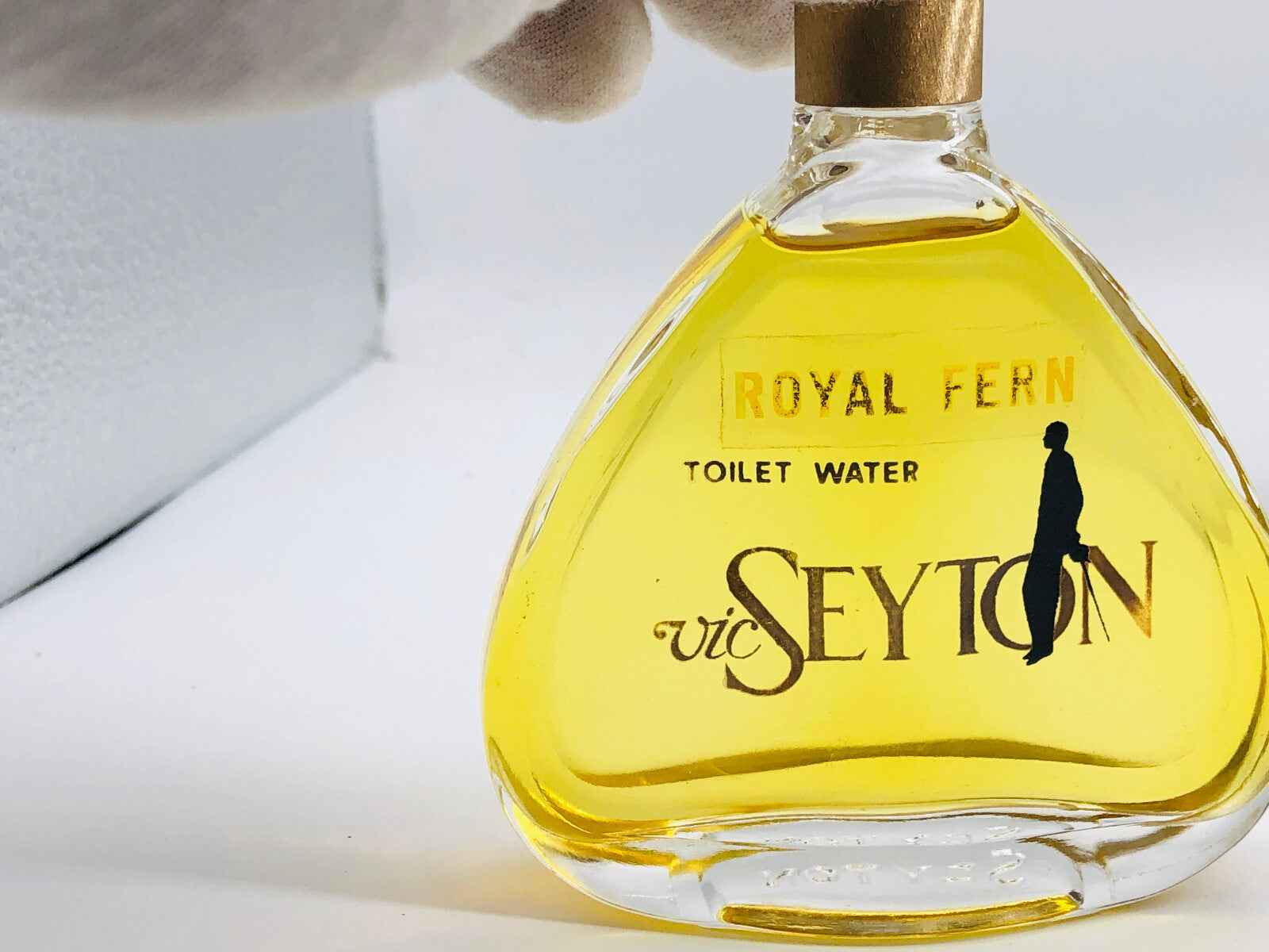 Flacone di profumo Vic Seyton Royal Fern con etichetta elegante e liquido giallo