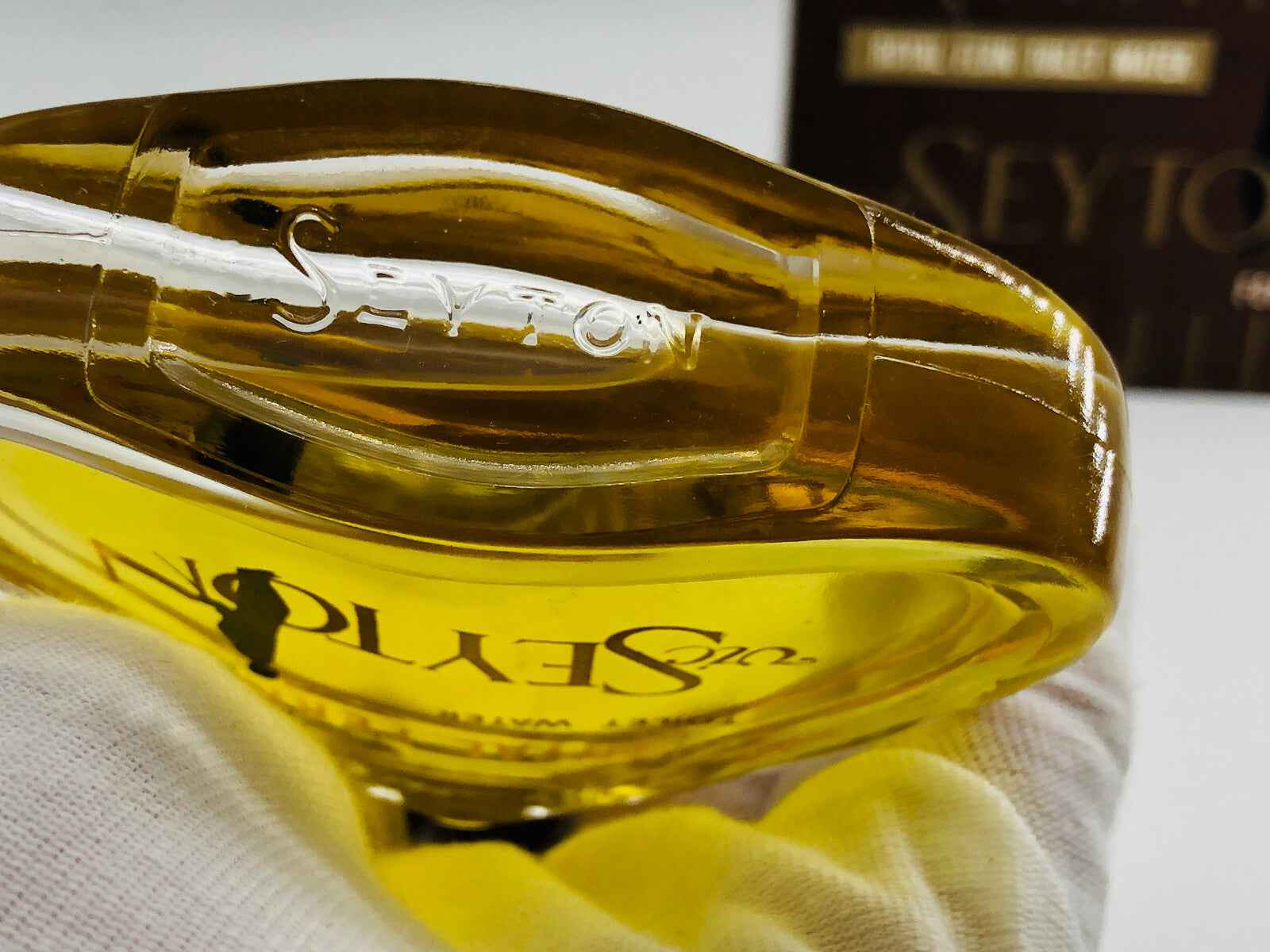 Flacone di profumo Vic Seyton con etichetta e design elegante per un'esperienza raffinata