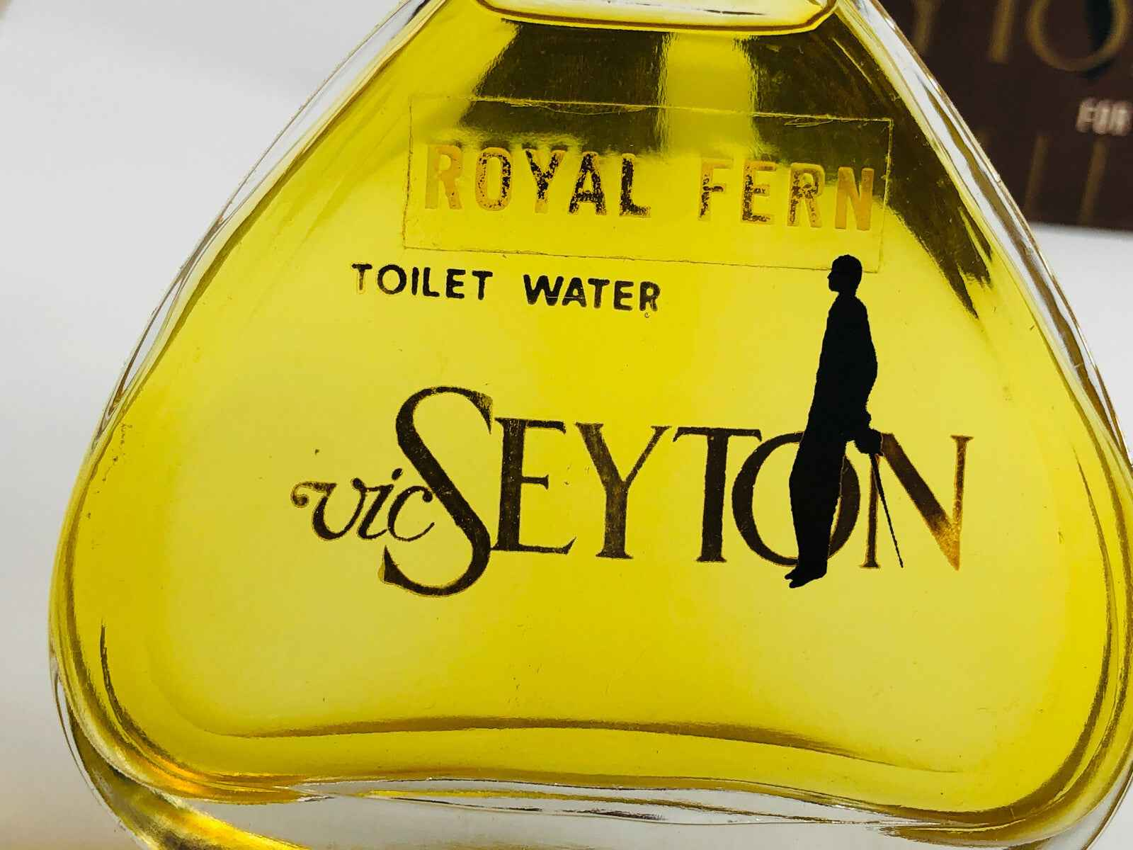 Flacone di profumo Vic Seyton Royal Fern Eau de Toilette con etichetta elegante