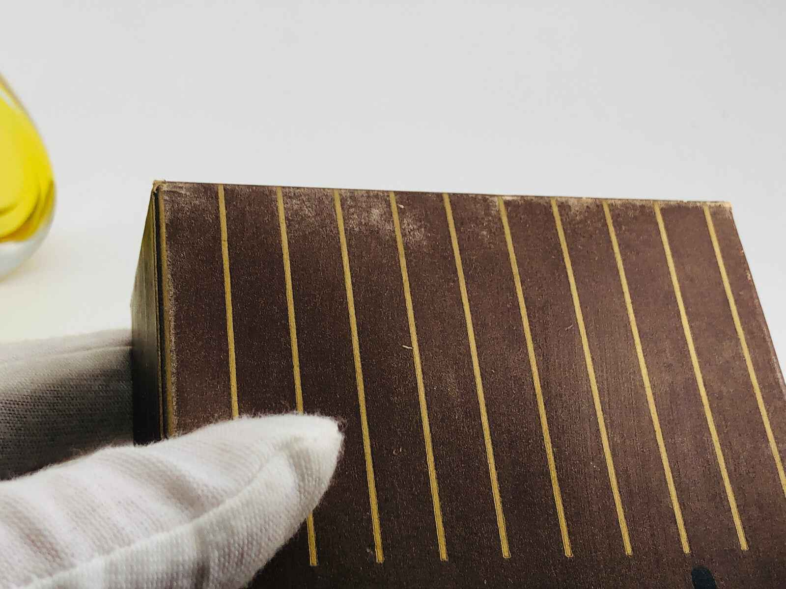 Scatola del Profumo Vic Seyton con design elegante e linee dorate sullo sfondo