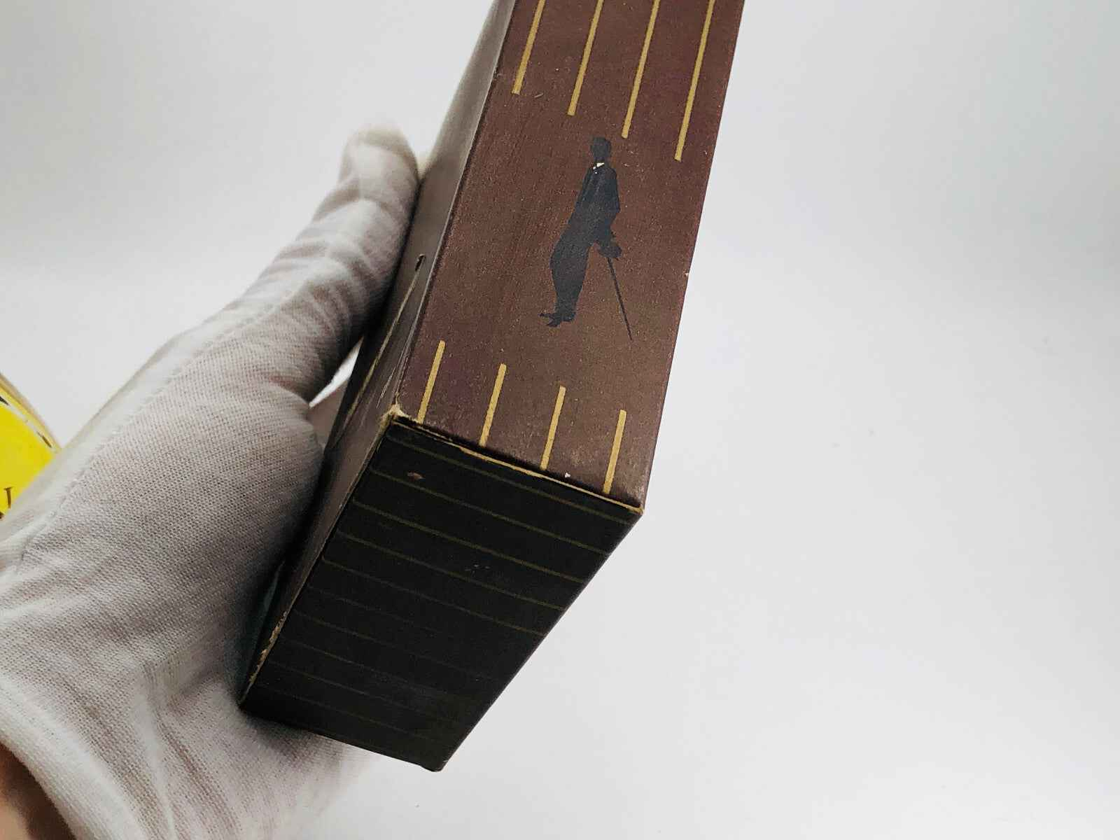 Scatola di Profumo Vic Seyton con design elegante e silhouette di un uomo in passeggiata