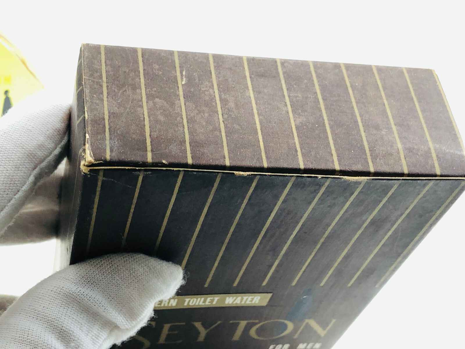 Scatola di profumo Vic Seyton per uomo con design elegante e righe in verticale