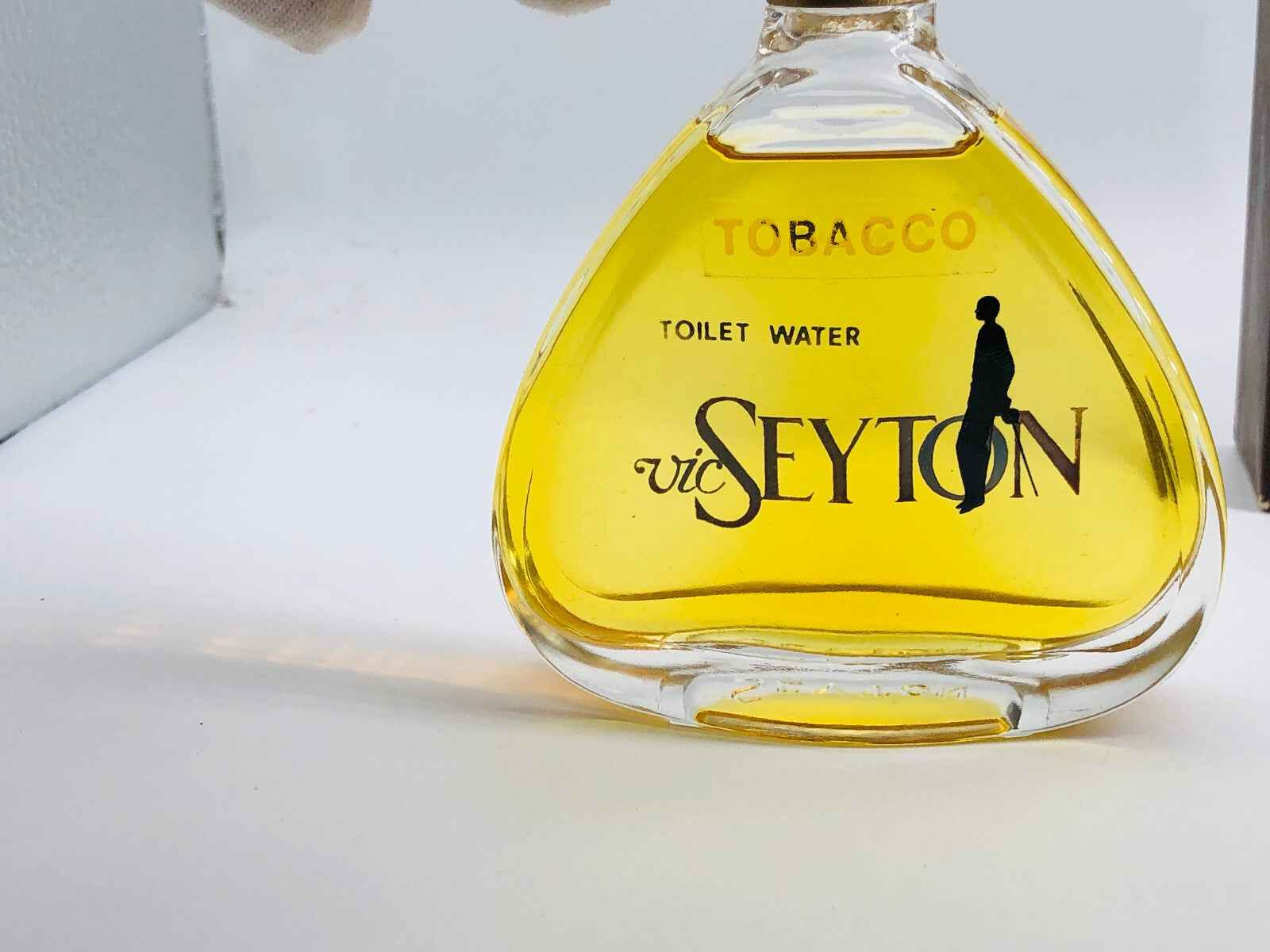 Flacone di profumo Vic Seyton Tobacco Eau de Toilette con design elegante e contenuto giallo oro