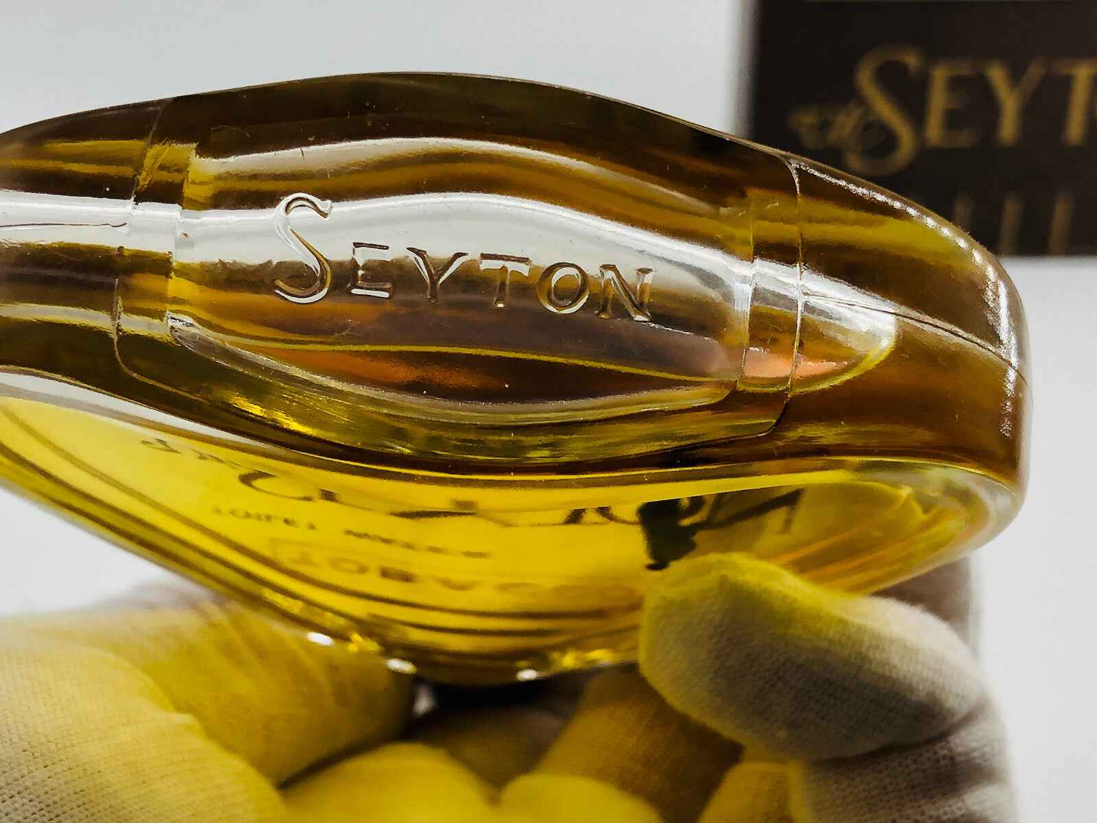 Flacone di profumo Vic Seyton Tobacco con design elegante e riflessi dorati