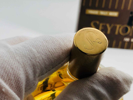 Flacone di profumo Vic Seyton Tobacco con tappo dorato e design elegante