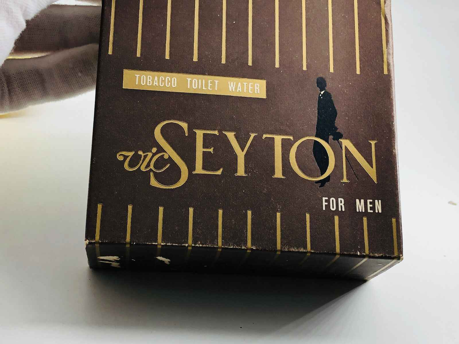 Scatola di acqua di profumo Vic Seyton Tobacco con design elegante per uomini