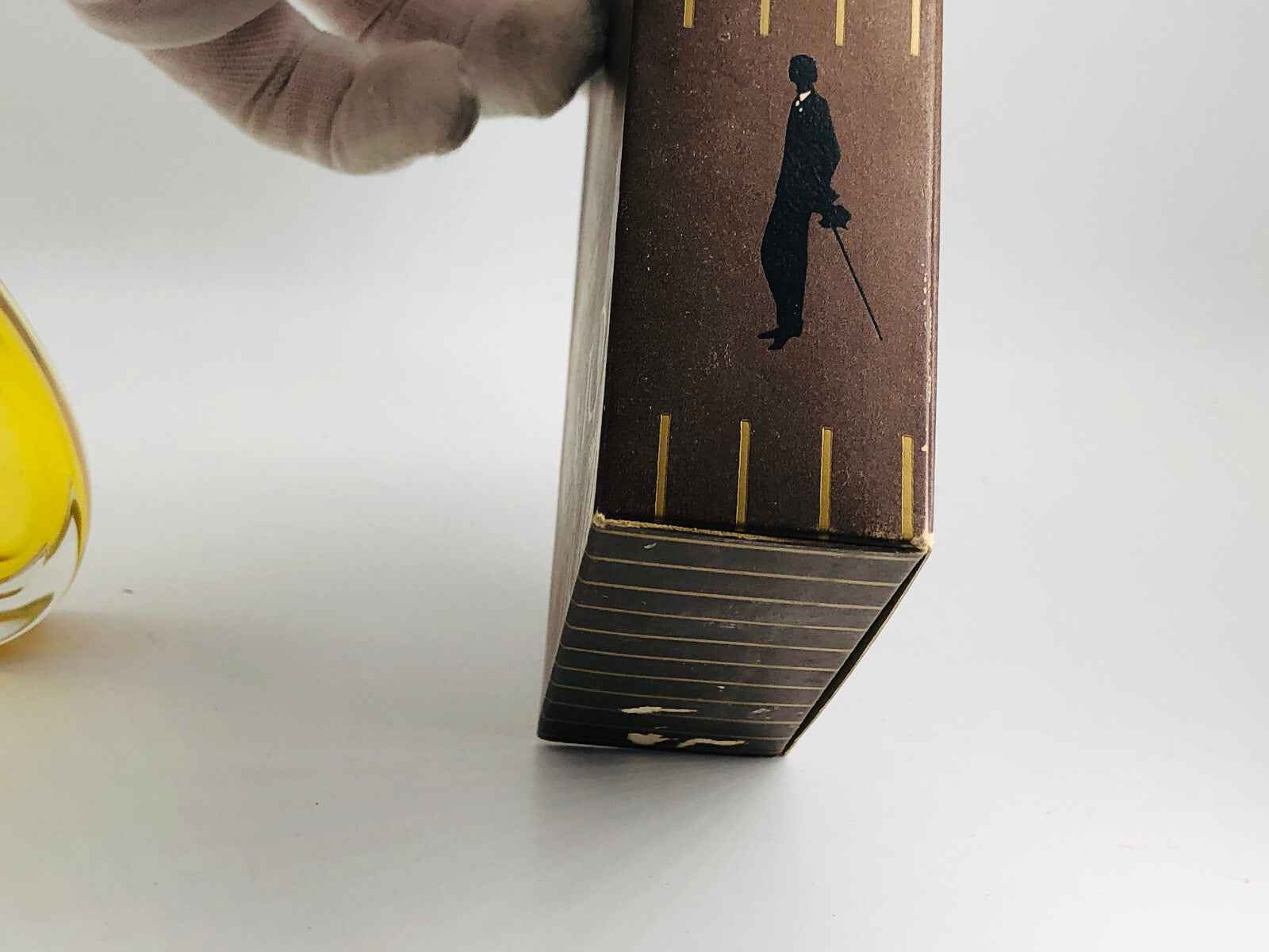 Confezione del Profumo Vic Seyton Tobacco con design elegante e silhouette in stile classico