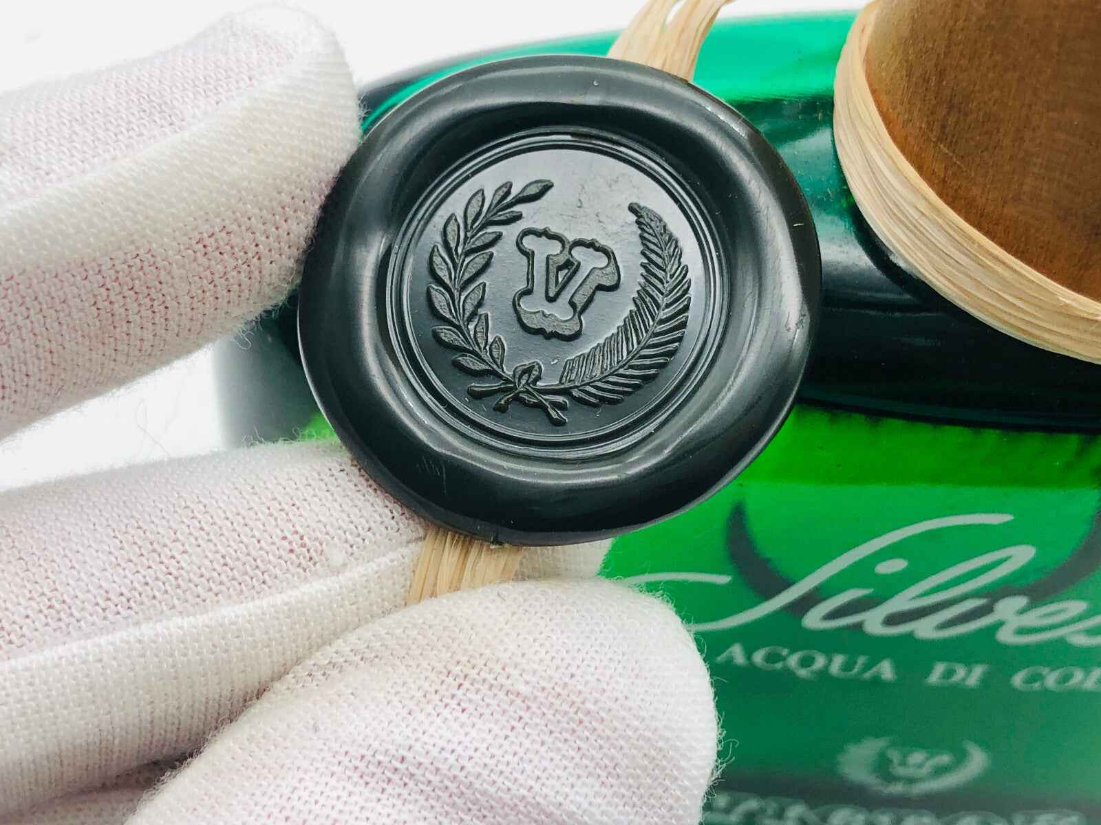 Sigillo della confezione del profumo Victor Silvestre con dettagli eleganti e design raffinato