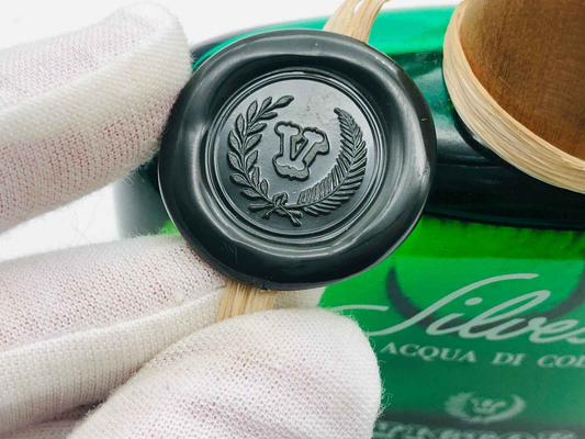 Sigillo della confezione del profumo Victor Silvestre con dettagli eleganti e design raffinato