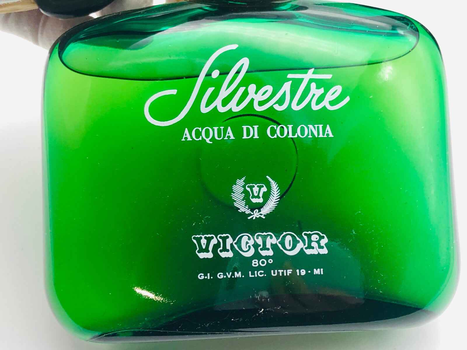 Flacone verde di profumo Victor Silvestre, Acqua di Colonia, con design elegante e vintage