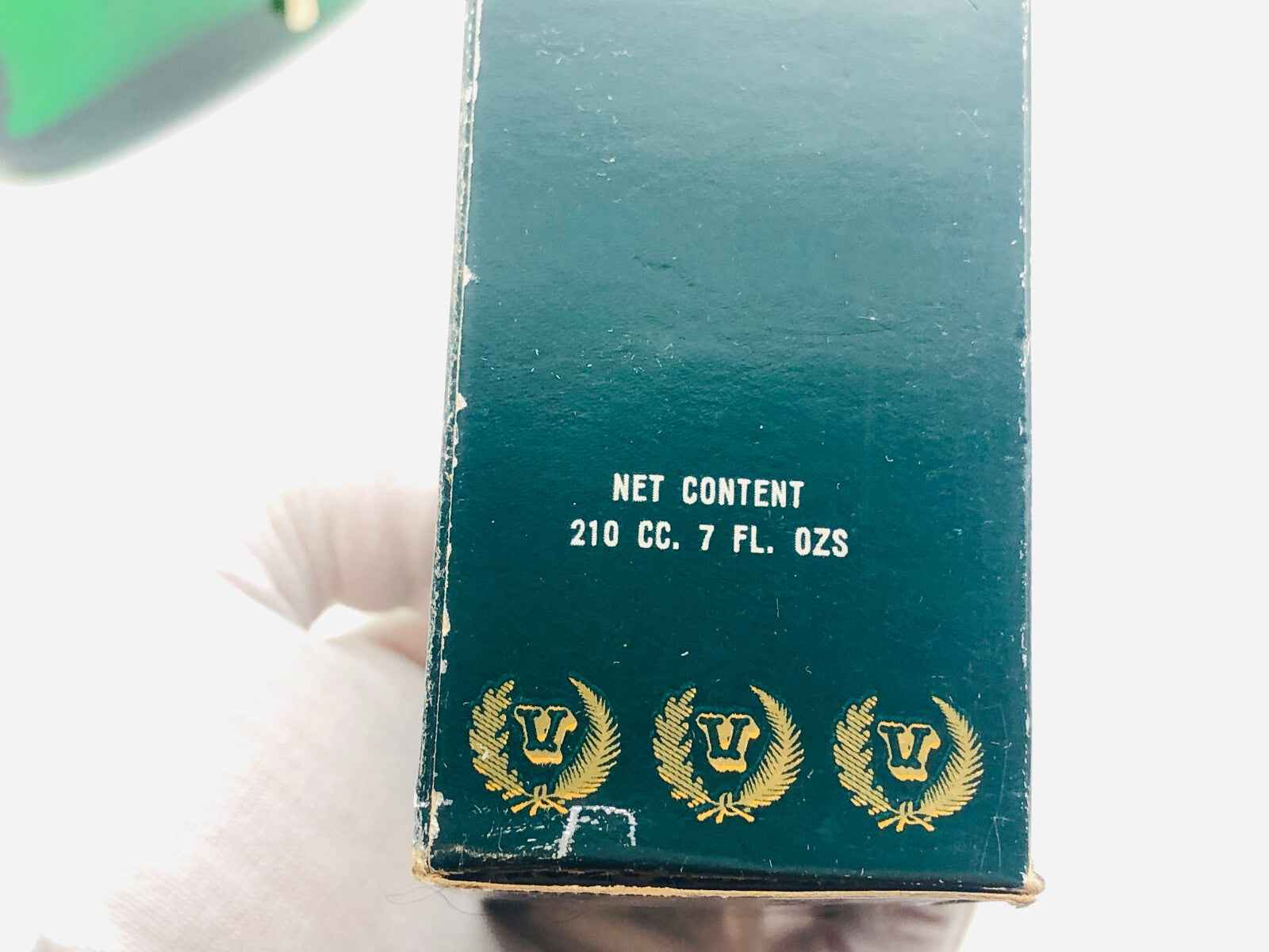 Confezione del profumo Victor Silvestre da 210 cc con dettagli dorati e scudetto V